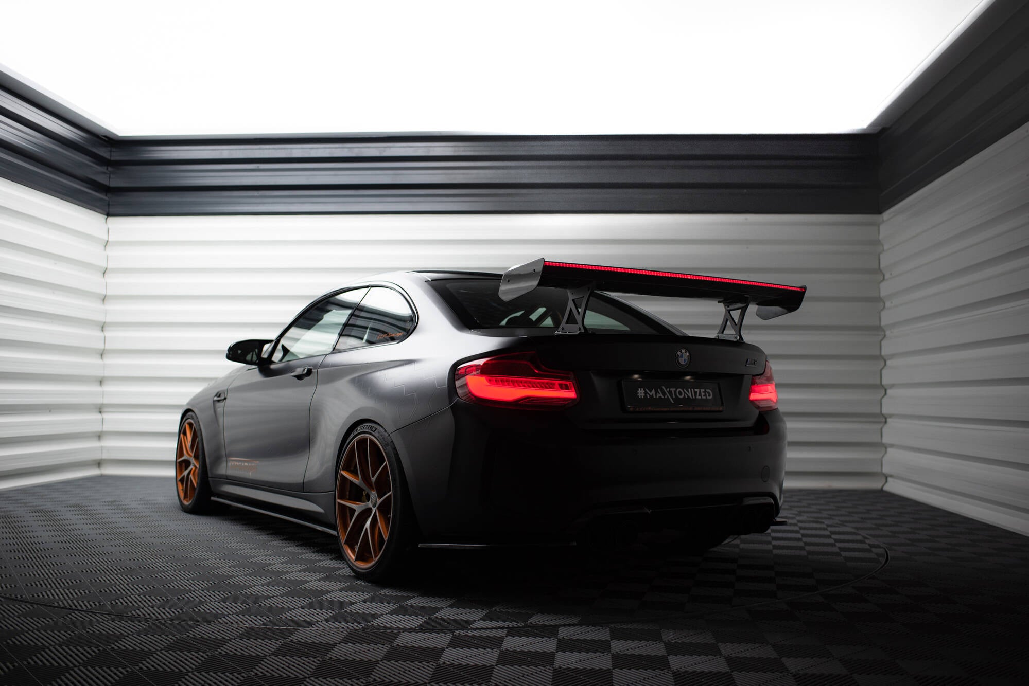 Maxton Design Carbon Spoiler With Internal Brackets Uprights + LED BMW M2 F87 / 2 / 2 M-Paket F22 für BMW M2 F87