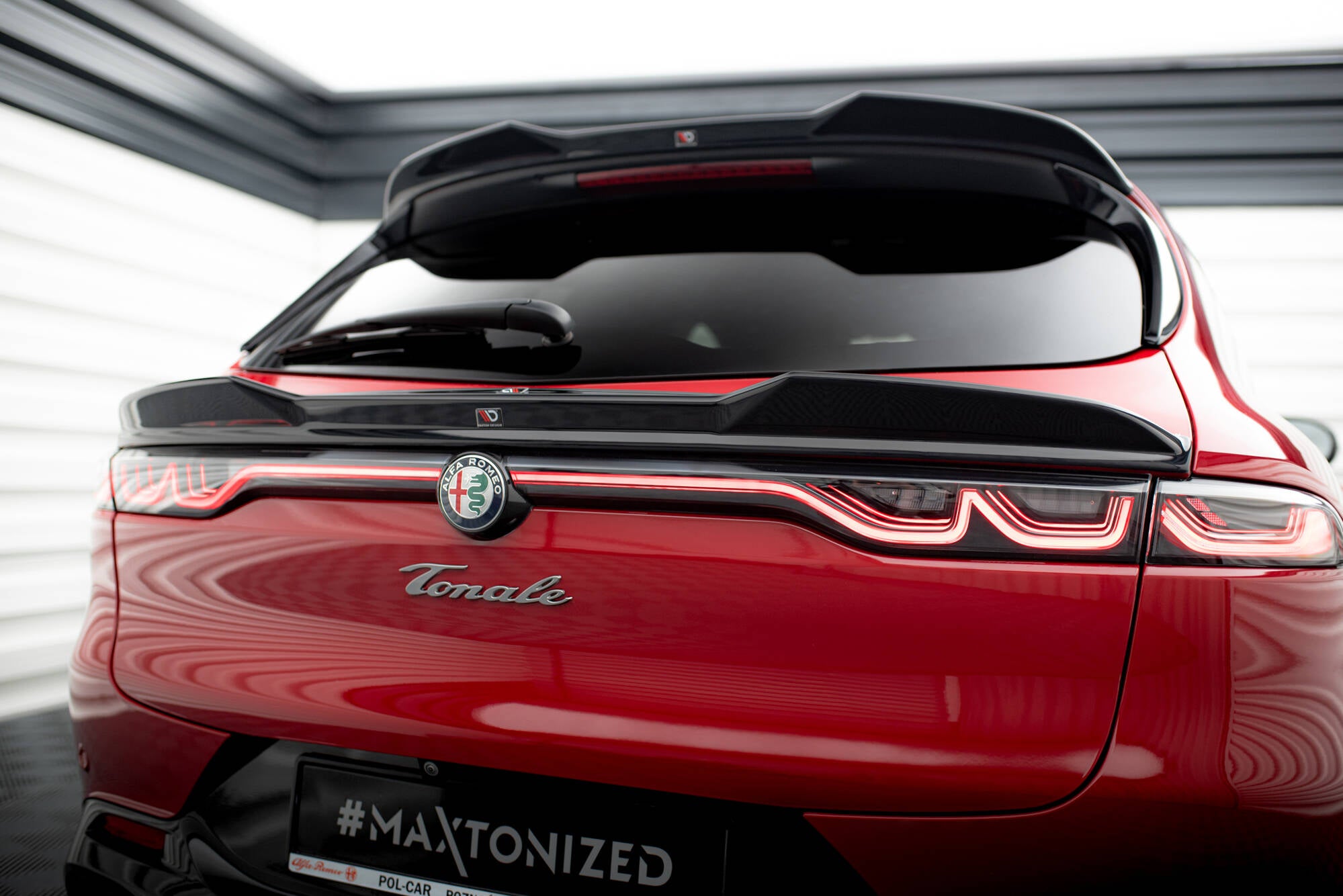 Maxton Design Niedriger Spoiler CAP 3D passend für Alfa Romeo Tonale Mk1 schwarz Hochglanz
