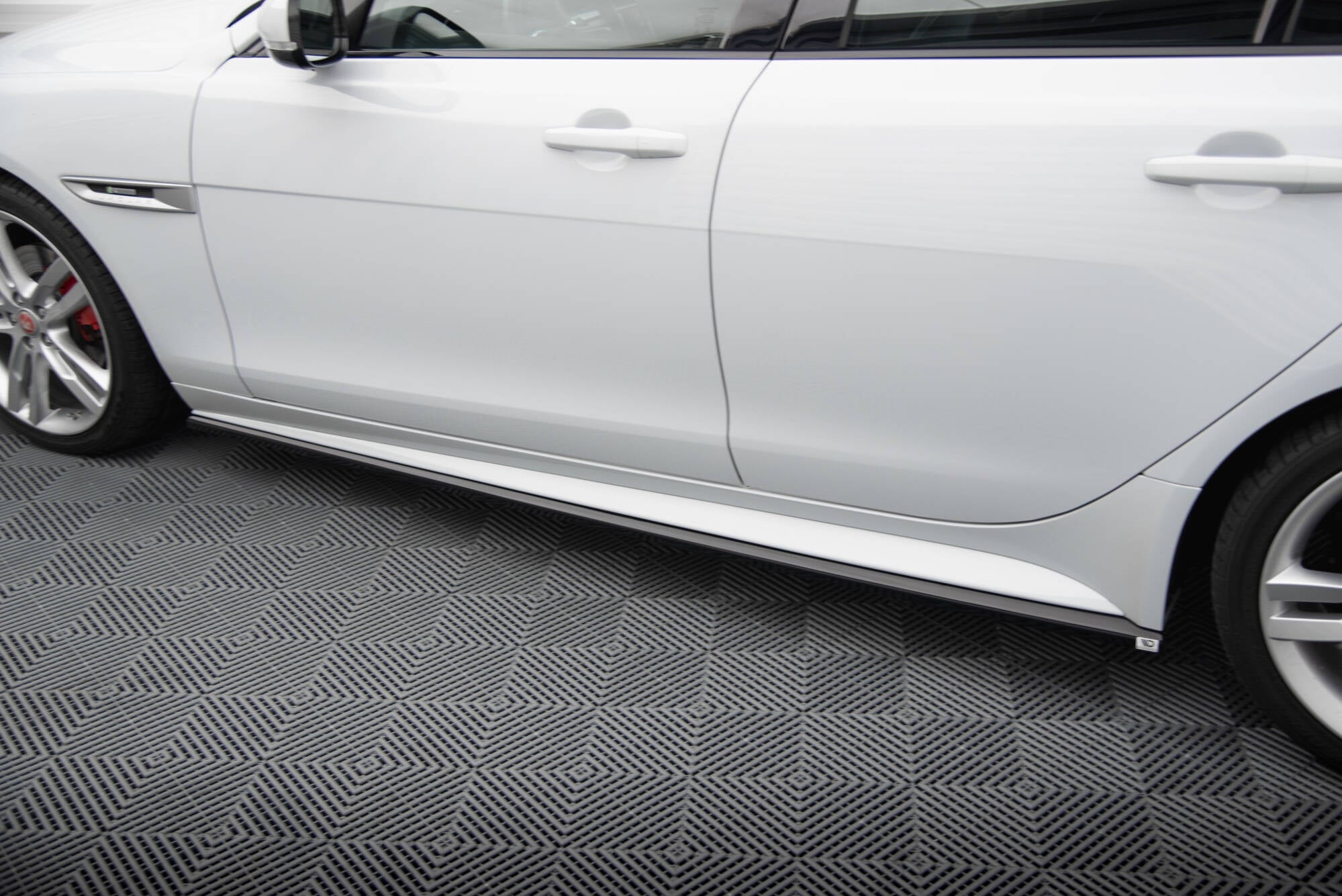 Maxton Design Street+ Seitenschweller Leisten passend für Jaguar XE R-Sport X760 schwarz Hochglanz