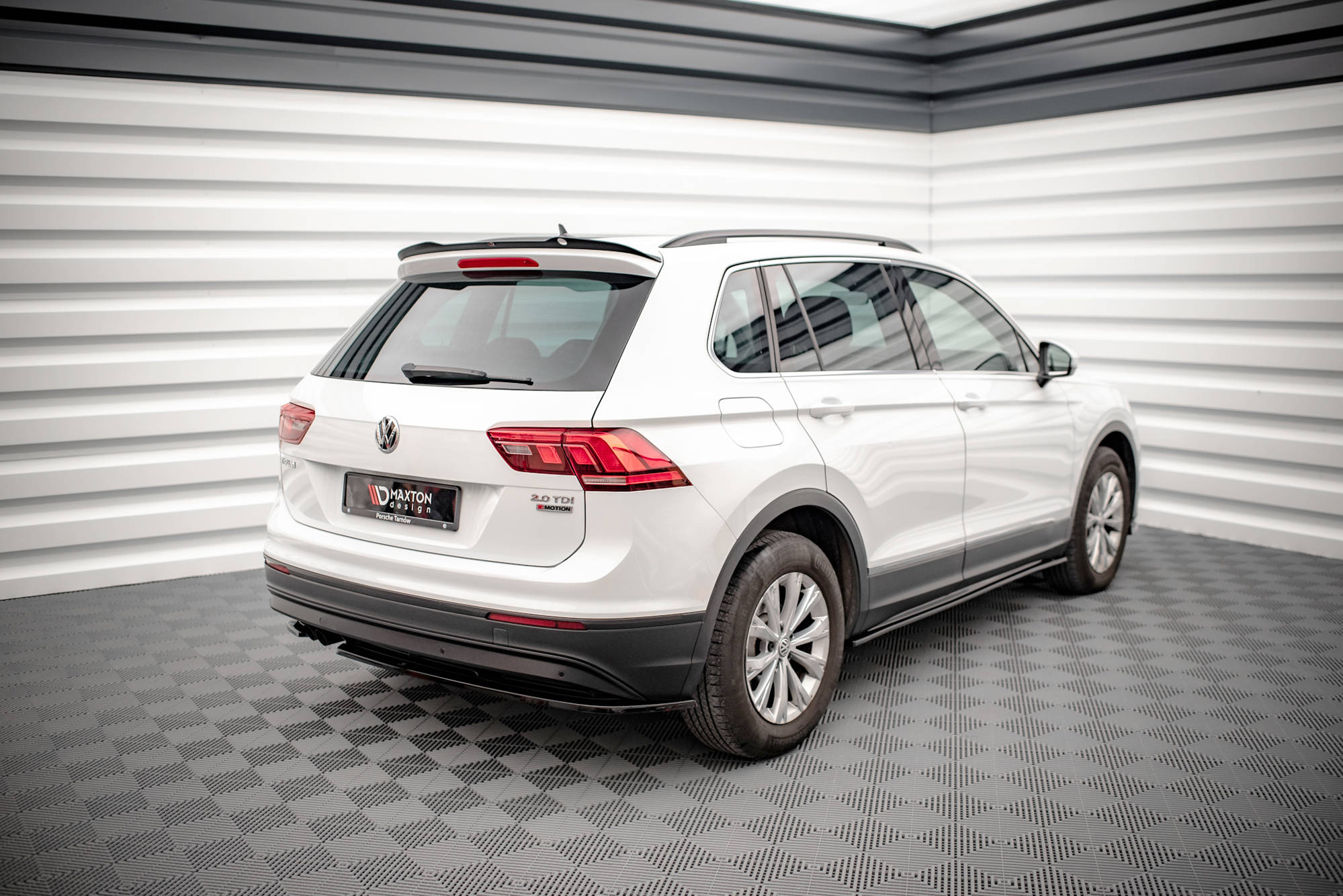 Maxton Design Heck Ansatz Flaps Diffusor V.1 passend für VW Tiguan Mk2 schwarz Hochglanz