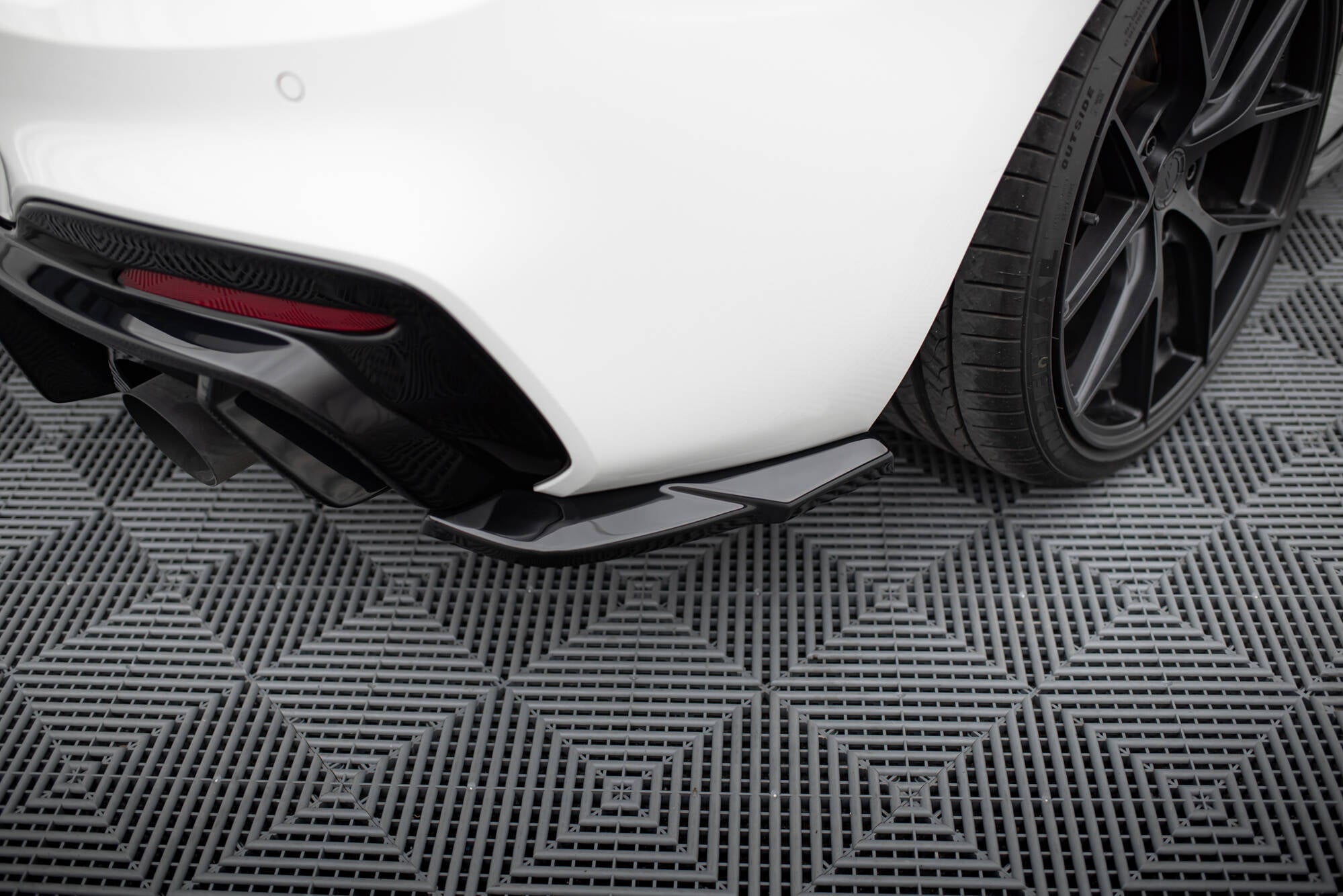 Maxton Design Heck Ansatz Flaps Diffusor V.5 passend für (Für heckansatz v.3) BMW 1er M-Paket / M140i F20 Facelift schwarz Hochglanz