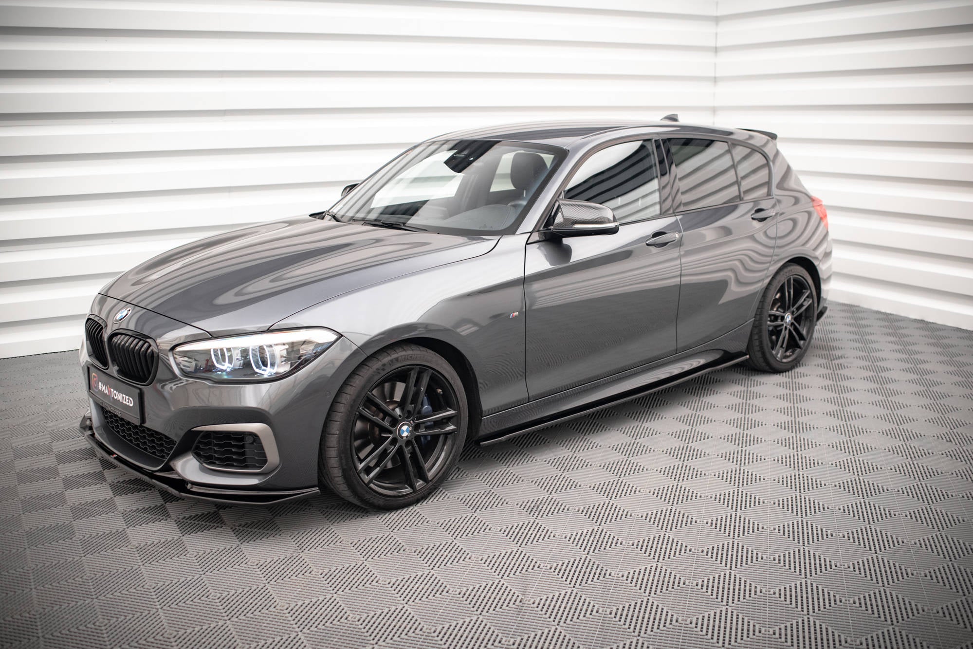 Maxton Design Street+ Seitenschweller Leisten V.2 passend für. BMW 1er M135i / M140i / M-Paket F20 schwarz Hochglanz