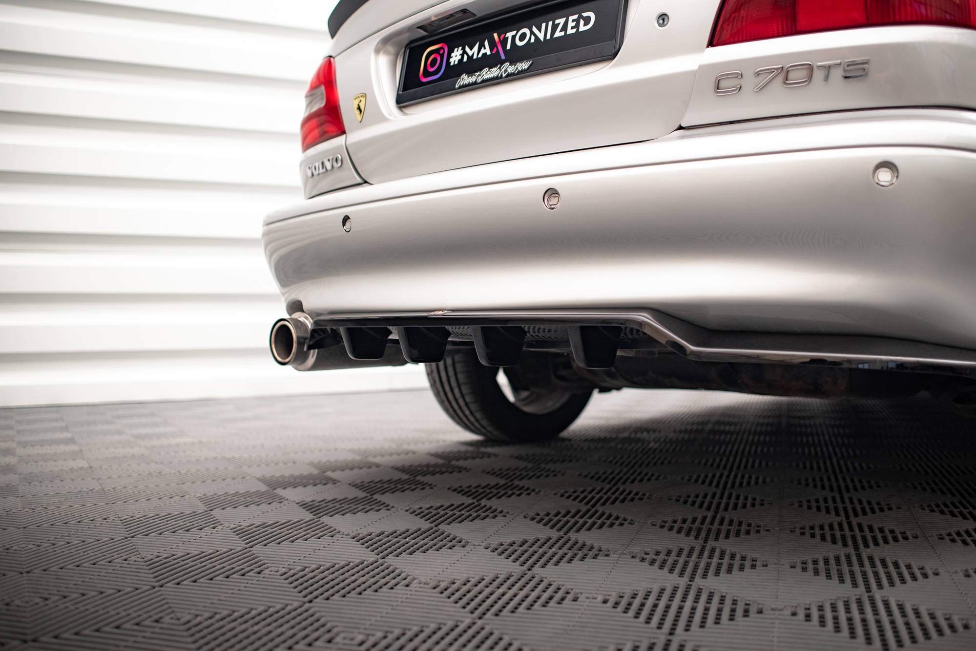 Maxton Design Street+ Mittlerer Diffusor RACE passend für Volvo C70 Mk1 schwarz Hochglanz