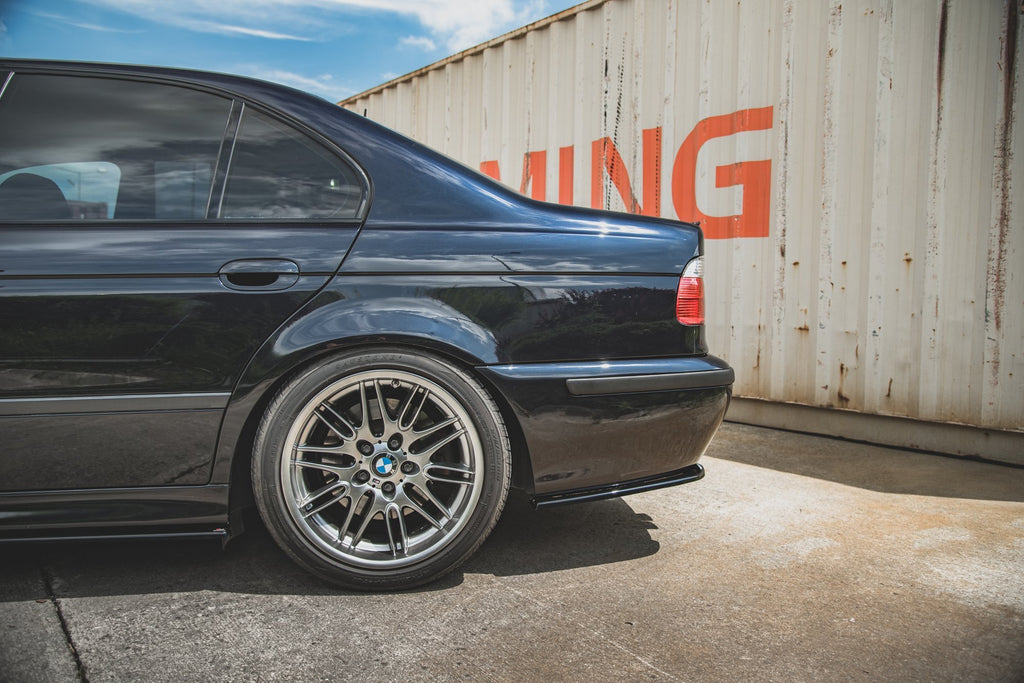 Maxton Design Heck Ansatz Flaps Diffusor passend für BMW M5 / 5 M-Paket E39 schwarz Hochglanz