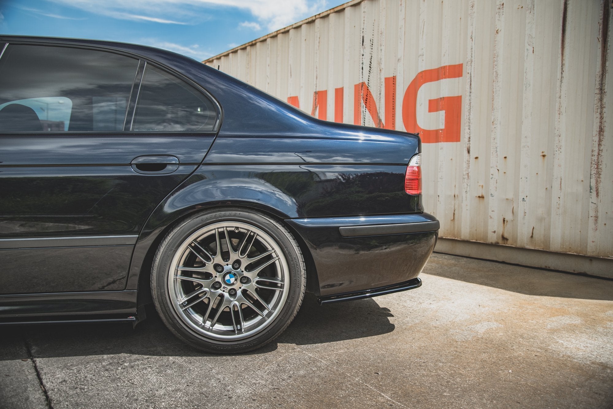 Maxton Design Heck Ansatz Flaps Diffusor passend für BMW M5 / 5 M-Paket E39 schwarz Hochglanz