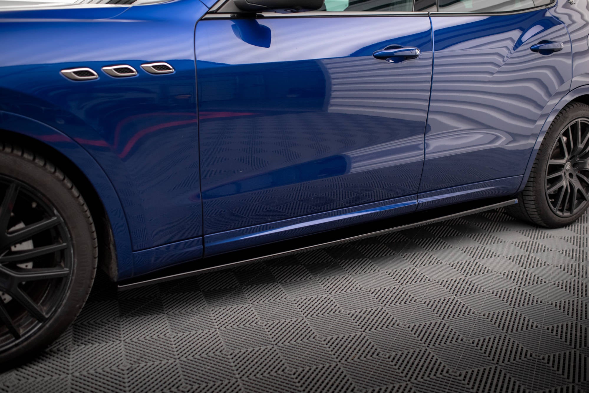 Maxton Design Street+ Seitenschweller Leisten passend für Maserati Levante GTS / Trofeo Mk1 schwarz Hochglanz