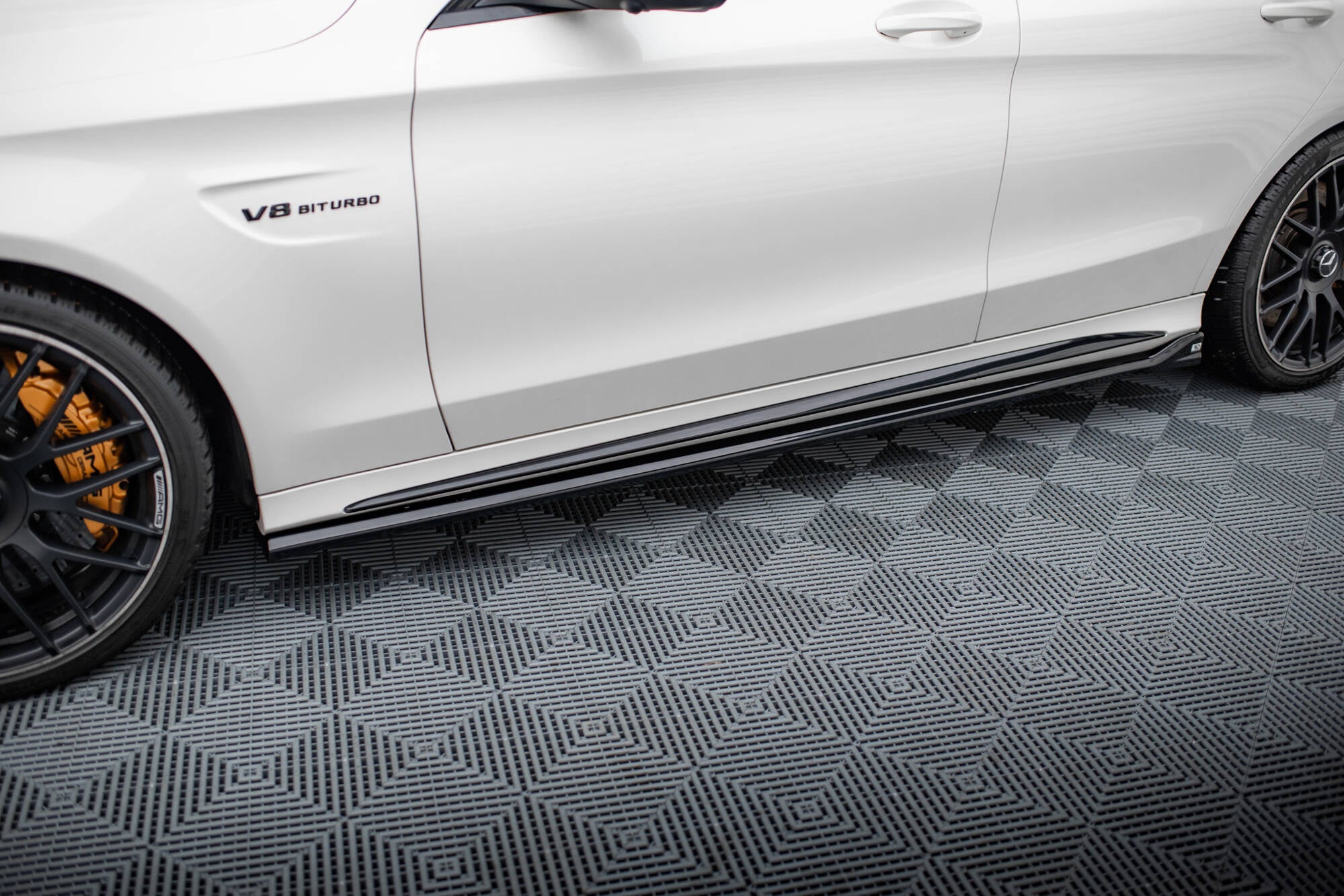 Maxton Design Street+ Seitenschweller Leisten V.2 passend für Mercedes-AMG C63 Limousine / Kombi W205 / S205 schwarz Hochglanz