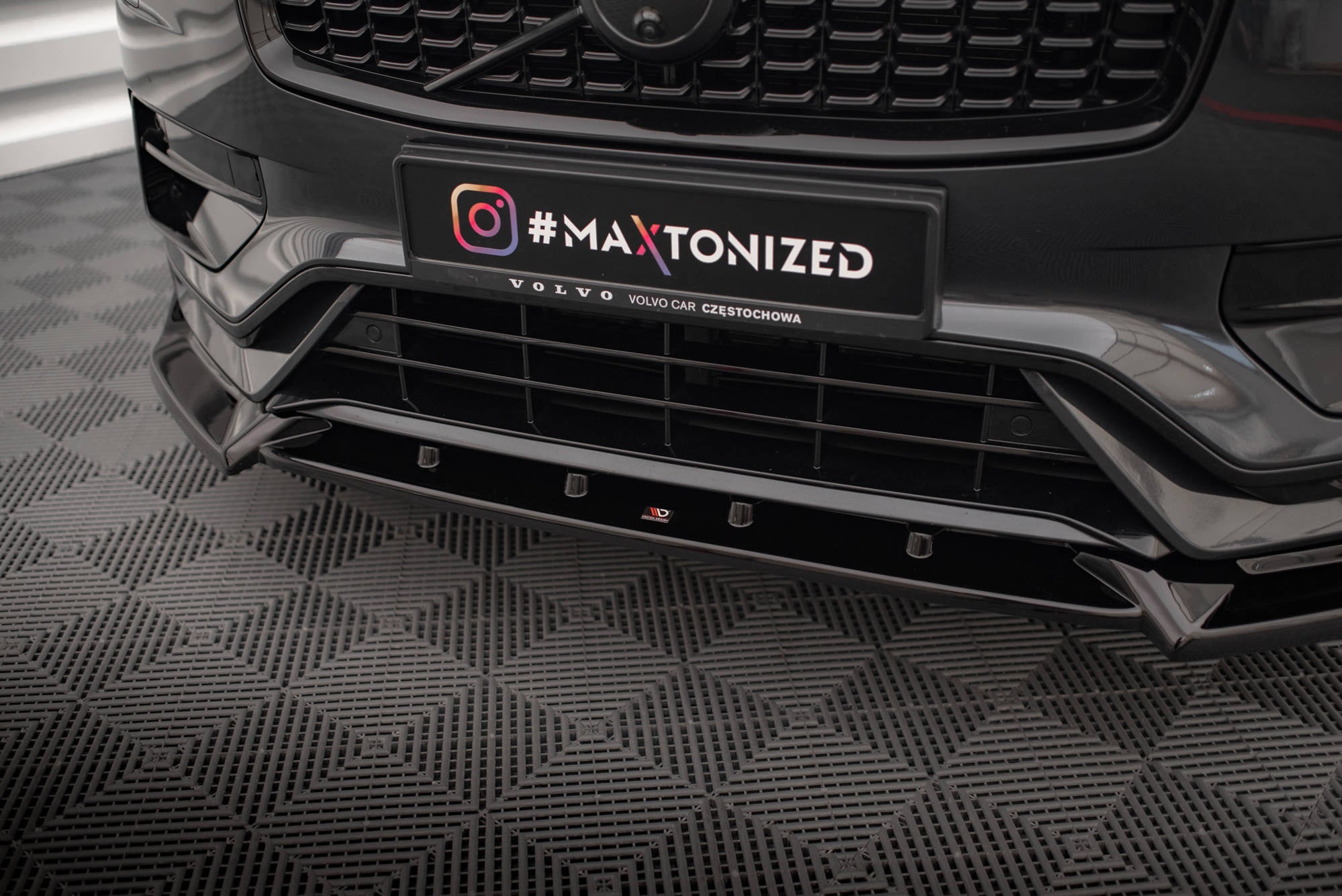 Maxton Design Street+ Spoilerlippe Front Ansatz V.2 passend für Volvo XC90 R-Design Mk2 Facelift schwarz Hochglanz