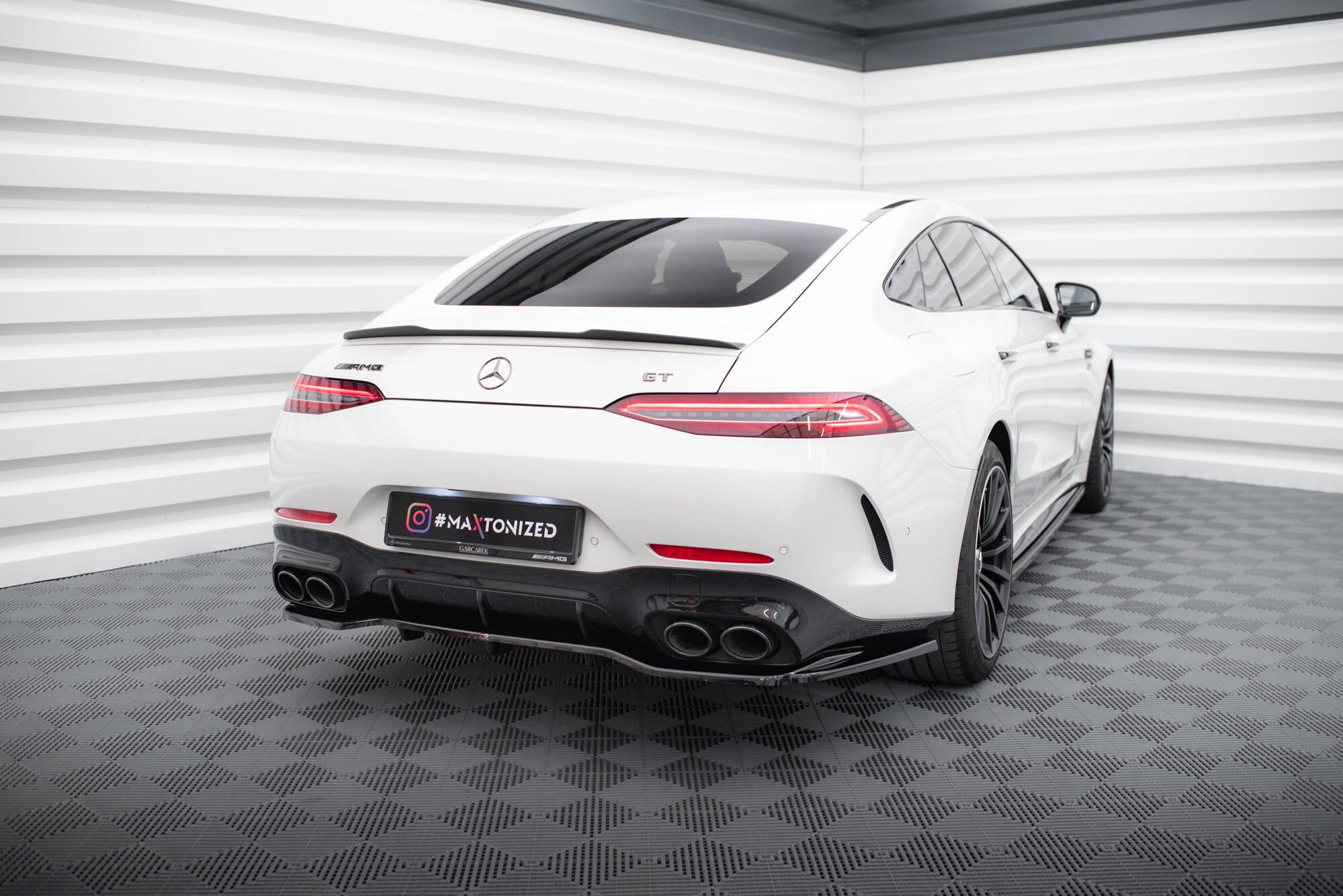 Maxton Design Street+ Mittlerer Diffusor RACE passend für Mercedes-AMG GT 43 4 Door Coupe V8 Styling Package X290 schwarz Hochglanz
