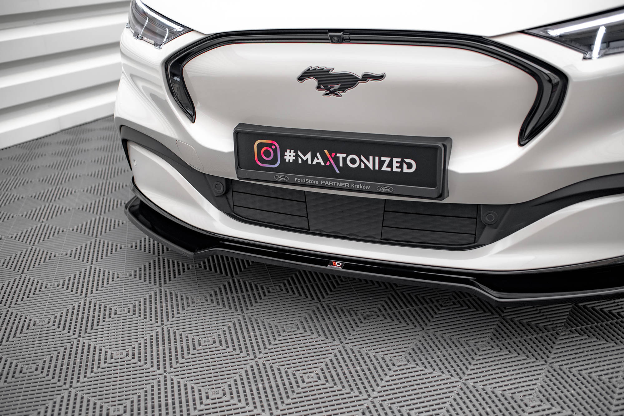 Maxton Design Street+ Spoilerlippe Front Ansatz V.2 passend für Ford Mustang Mach-E Mk1 schwarz Hochglanz