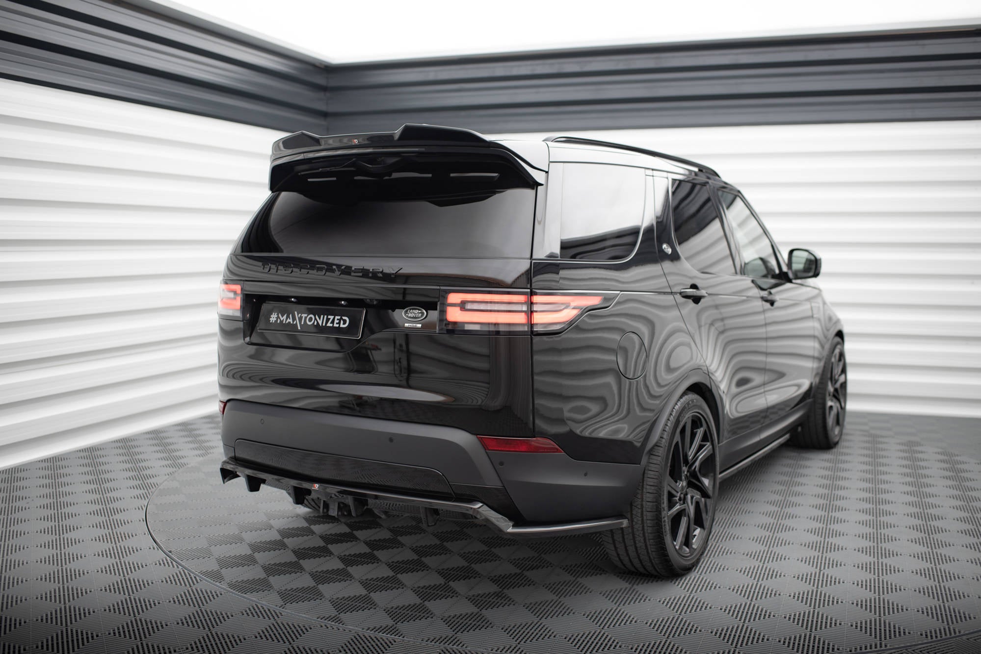 Maxton Design Street+ Mittlerer Diffusor RACE passend für Land Rover Discovery HSE Mk5 schwarz Hochglanz