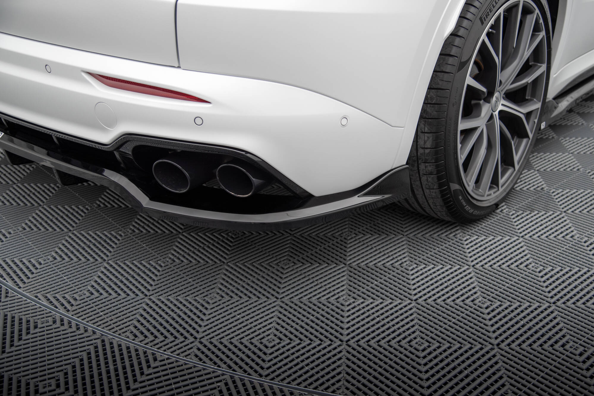 Maxton Design Street+ Mittlerer Diffusor RACE passend für Maserati Grecale GT / Modena Mk1 schwarz Hochglanz