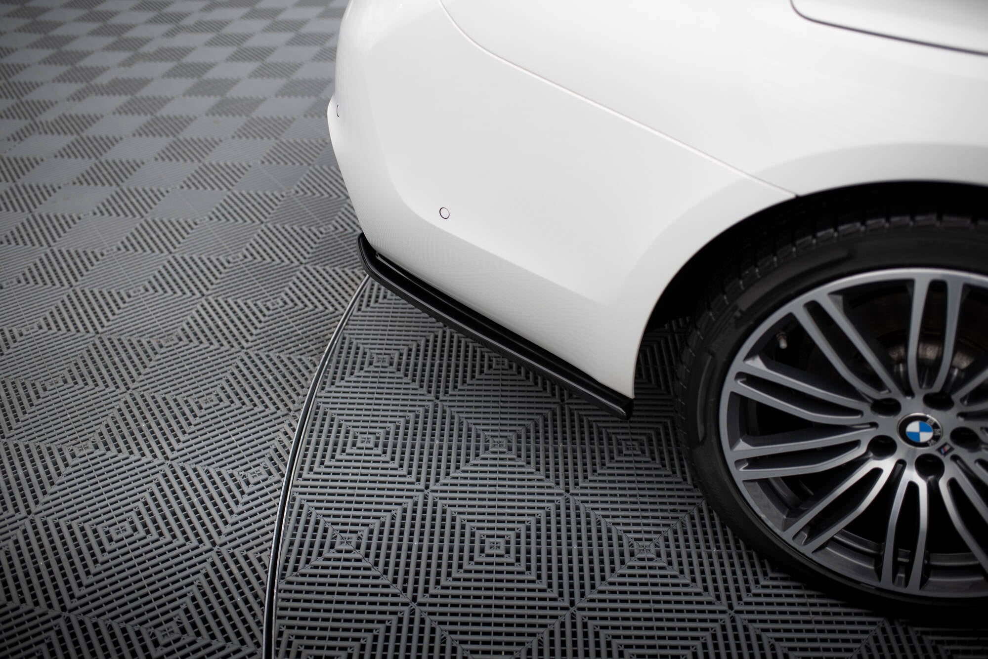 Maxton Design Heck Ansatz Flaps Diffusor passend für BMW 5er G30/ G31 M-Paket schwarz Hochglanz