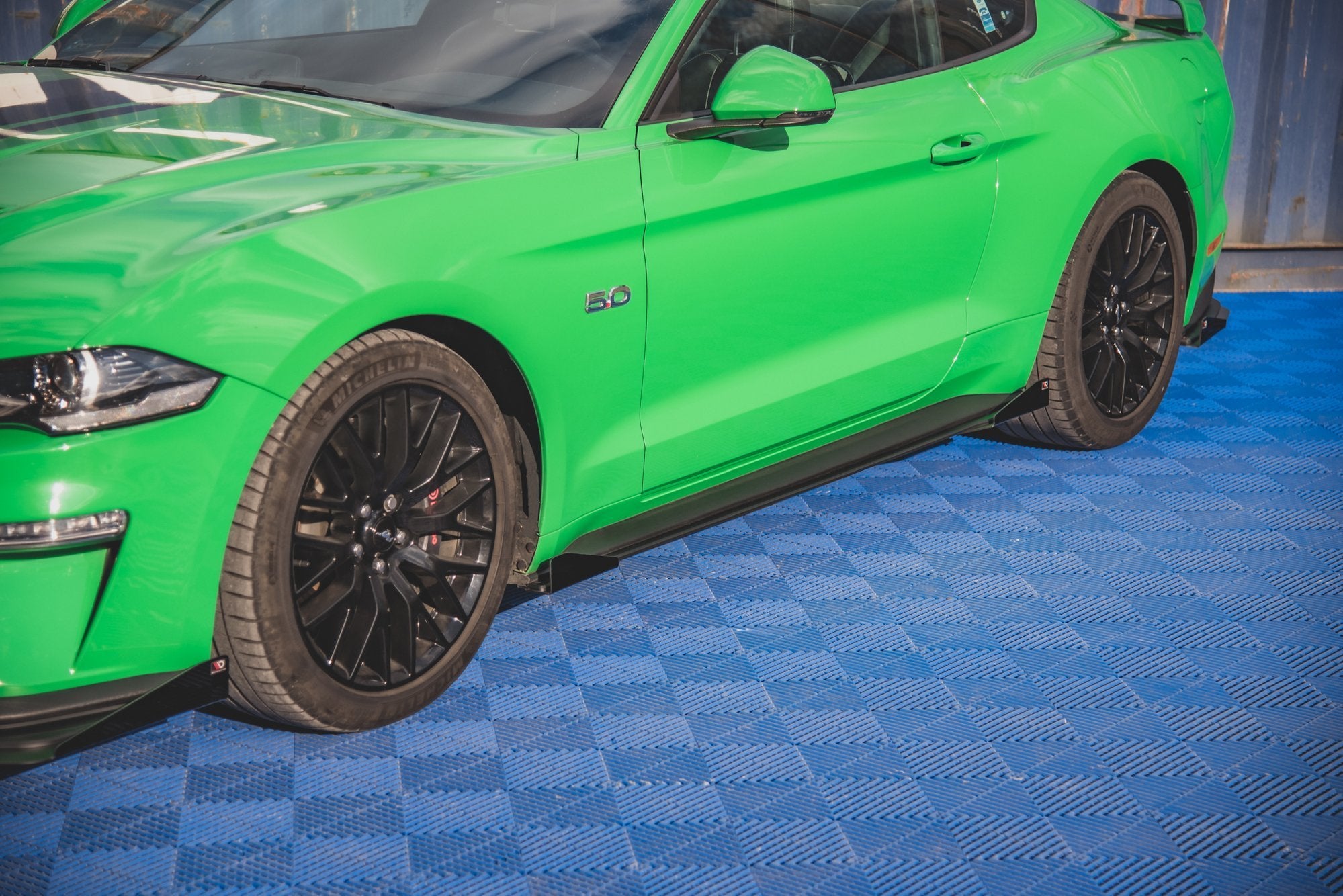 Maxton Design Street Pro Street+ Seitenschweller Leisten passend für V.1 + Flaps passend für Ford Mustang GT Mk6 Facelift schwarz Hochglanz