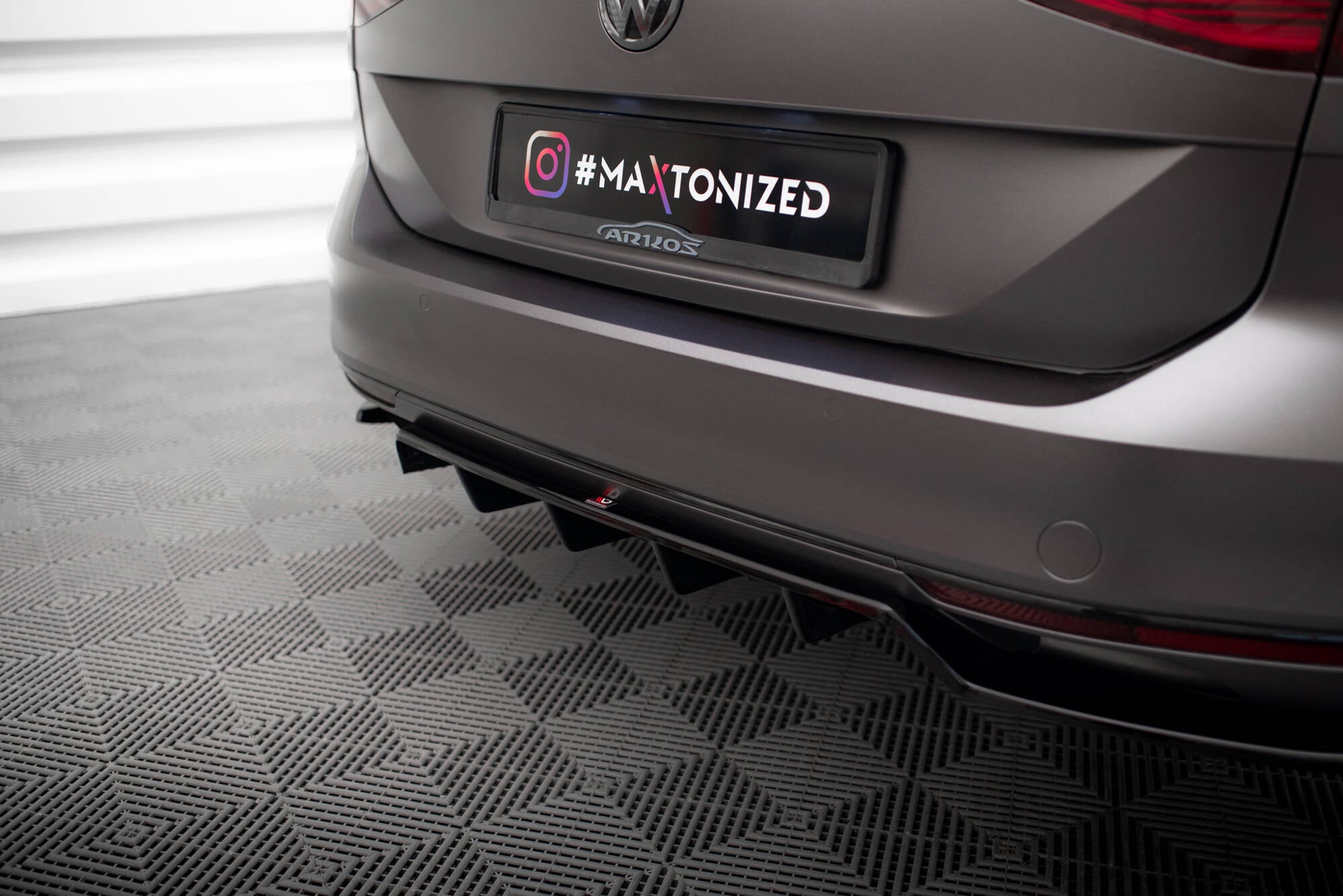 Maxton Design Street+ Mittlerer Diffusor RACE passend für VW Passat Limousine / Variant B8 schwarz Hochglanz