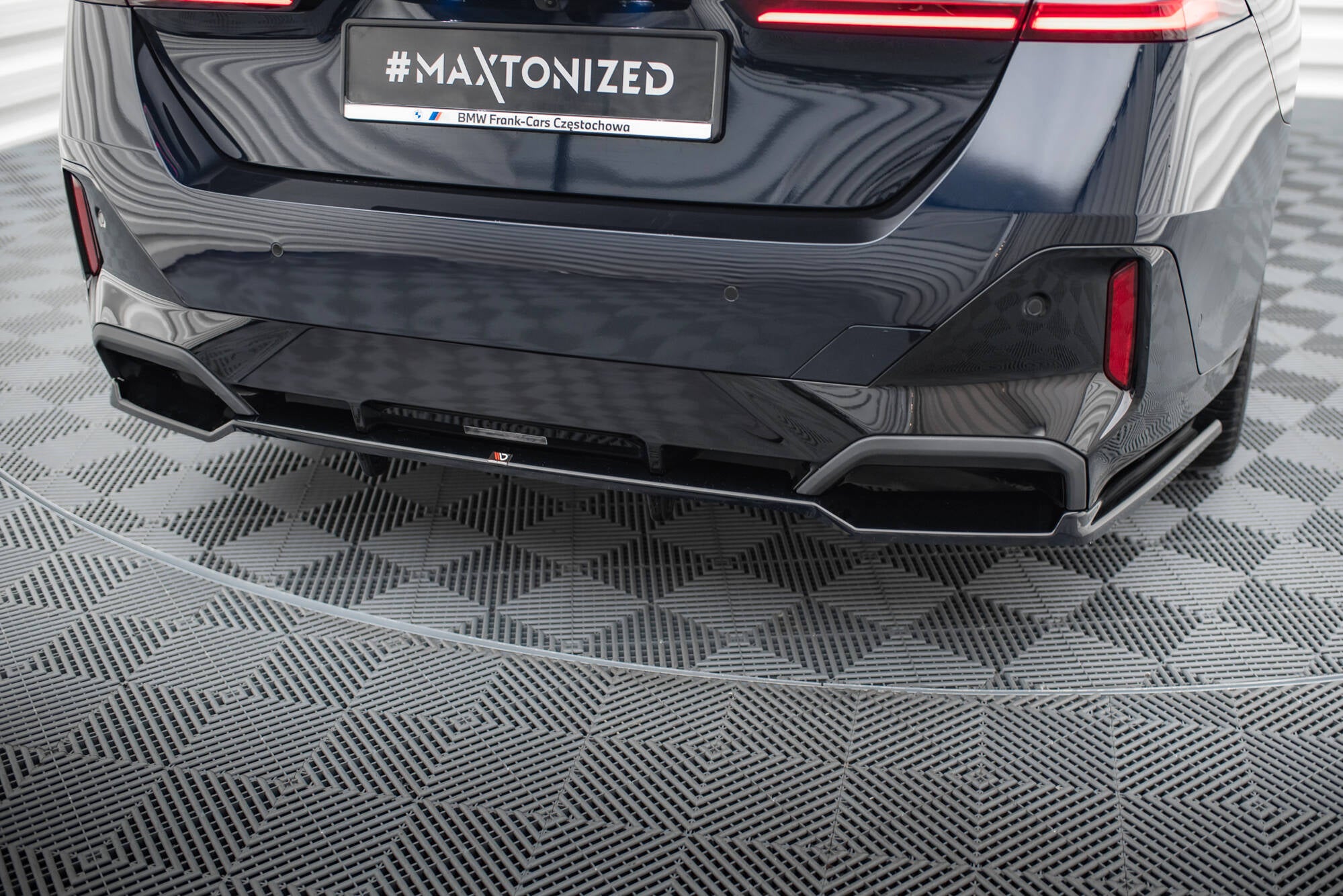 Maxton Design Street+ Mittlerer Diffusor RACE V.2 passend für BMW 5er / i5 M-Paket Limousine / Touring G60 / G61 schwarz Hochglanz
