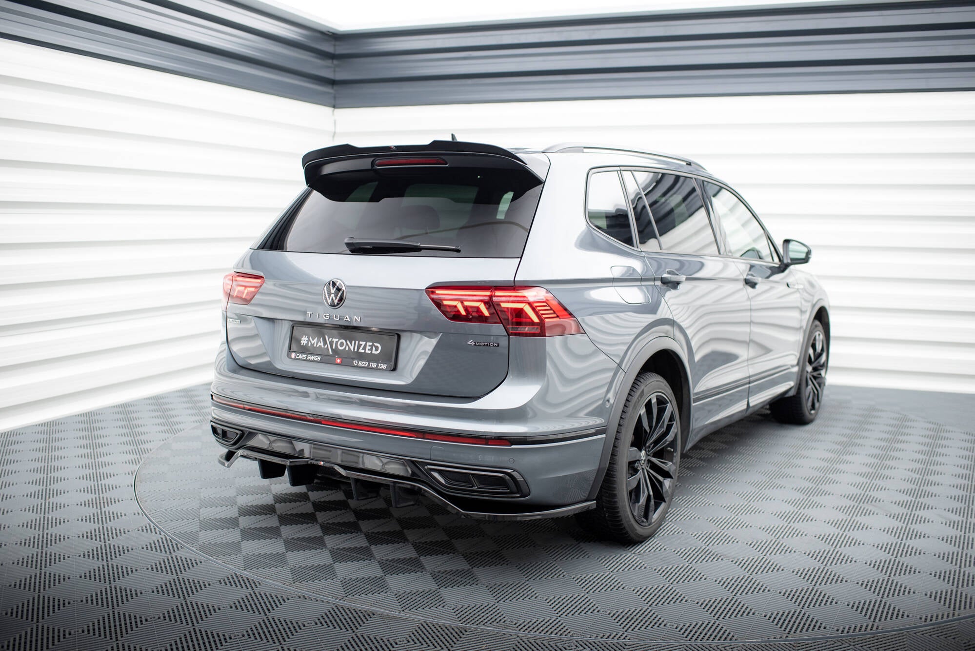 Maxton Design Street+ Mittlerer Diffusor RACE passend für VW Tiguan Allspace R-Line Mk2 Facelift schwarz Hochglanz