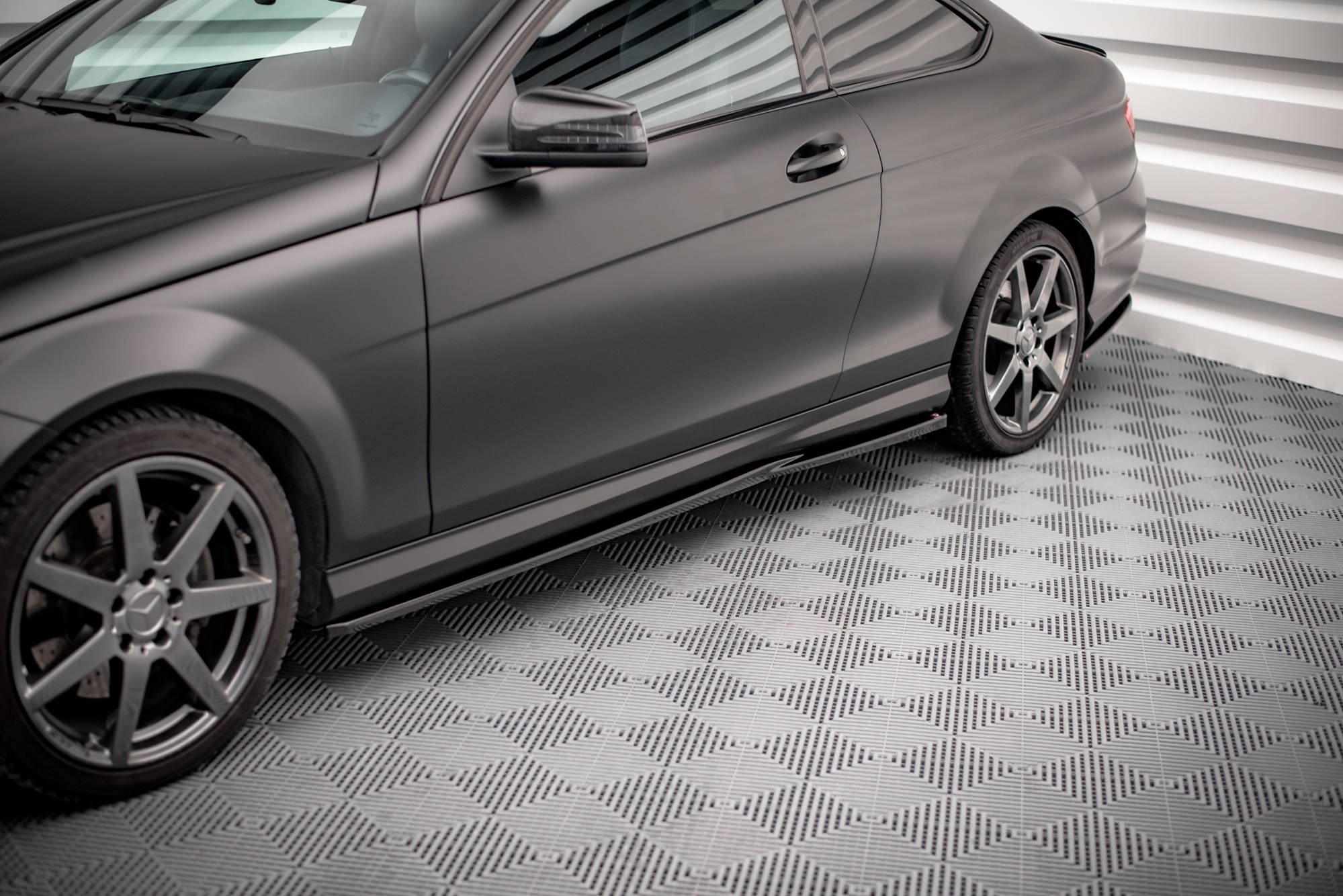 Maxton Design Street+ Seitenschweller Leisten passend für Mercedes-Benz C Coupe / Limousine / Kombi AMG-Line C204 / W204 Facelift / S204 Facelift schwarz Hochglanz