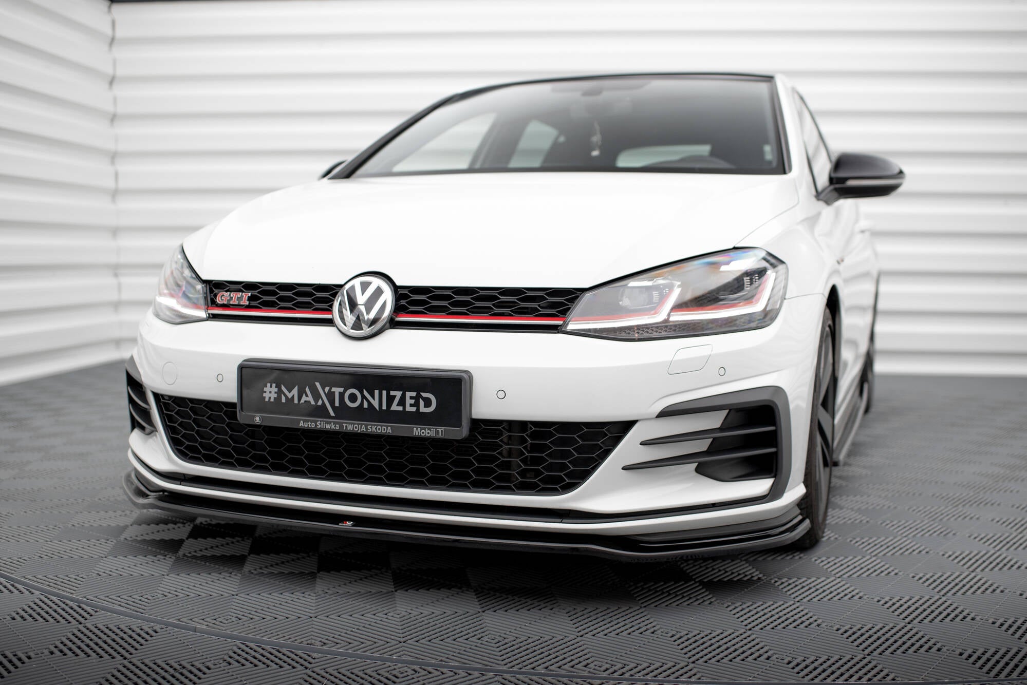 Maxton Design Street+ Spoilerlippe Front Ansatz V.2 passend für VW Golf GTI / GTD Mk7 Facelift schwarz Hochglanz