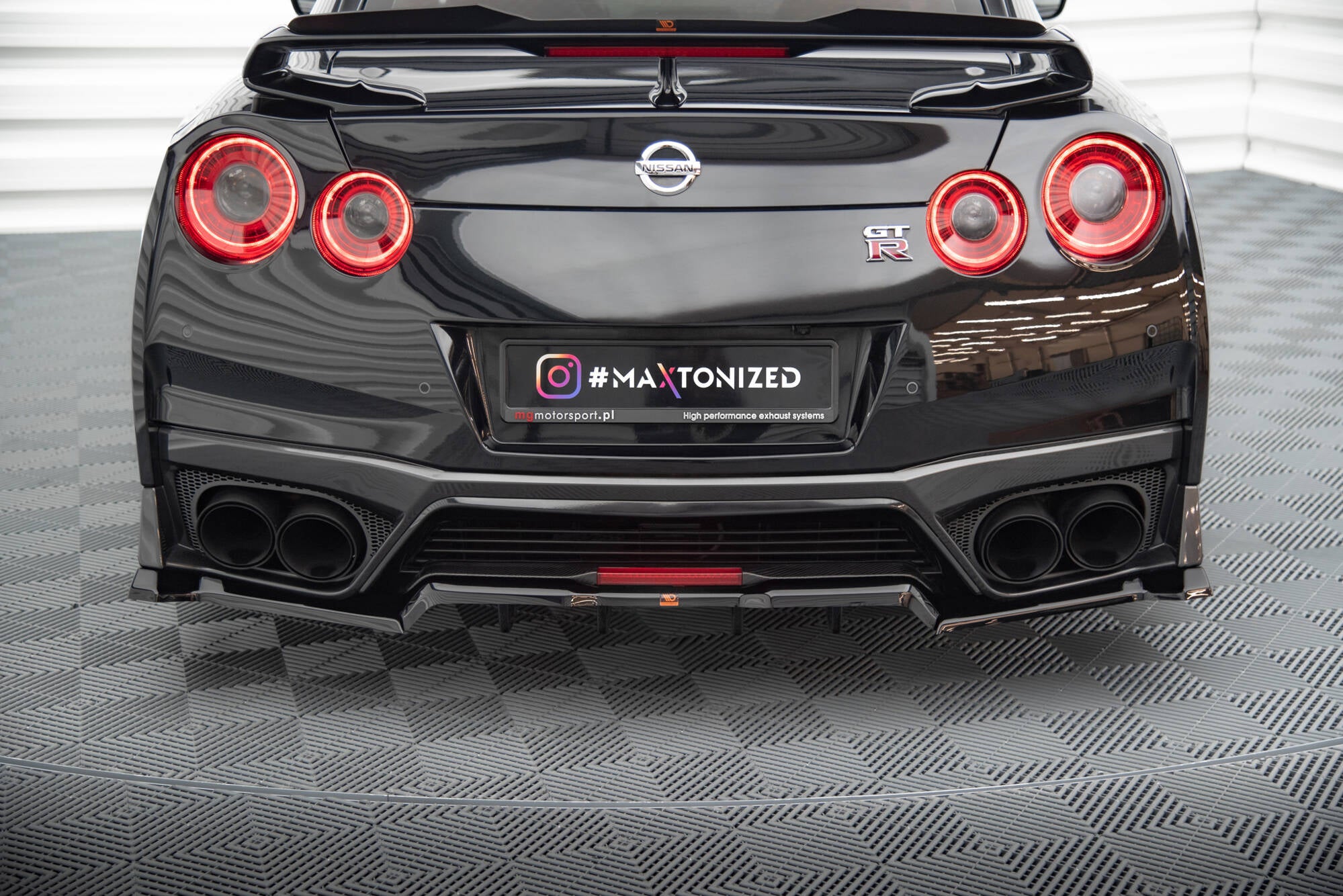 Maxton Design Street+ Mittlerer Diffusor RACE passend für Nissan GTR R35 Facelift schwarz Hochglanz