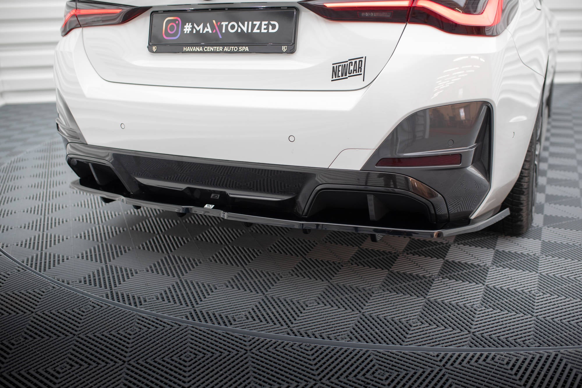 Maxton Design Street+ Mittlerer Diffusor RACE passend für V.1 BMW i4 M-Paket G26 schwarz Hochglanz