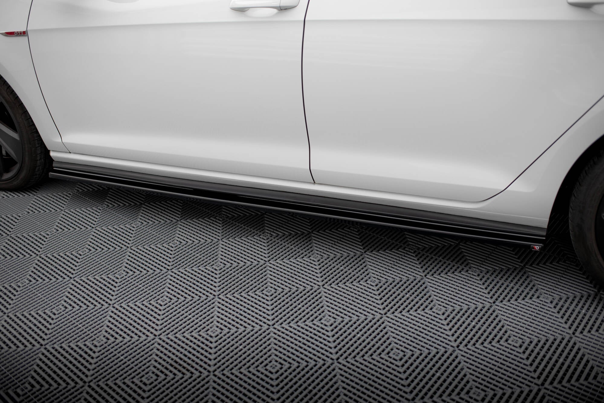 Maxton Design Street+ Seitenschweller Leisten passend für V.1 passend für VW Golf GTI / GTD Mk7 / Mk7 Facelift (breit) schwarz Hochglanz