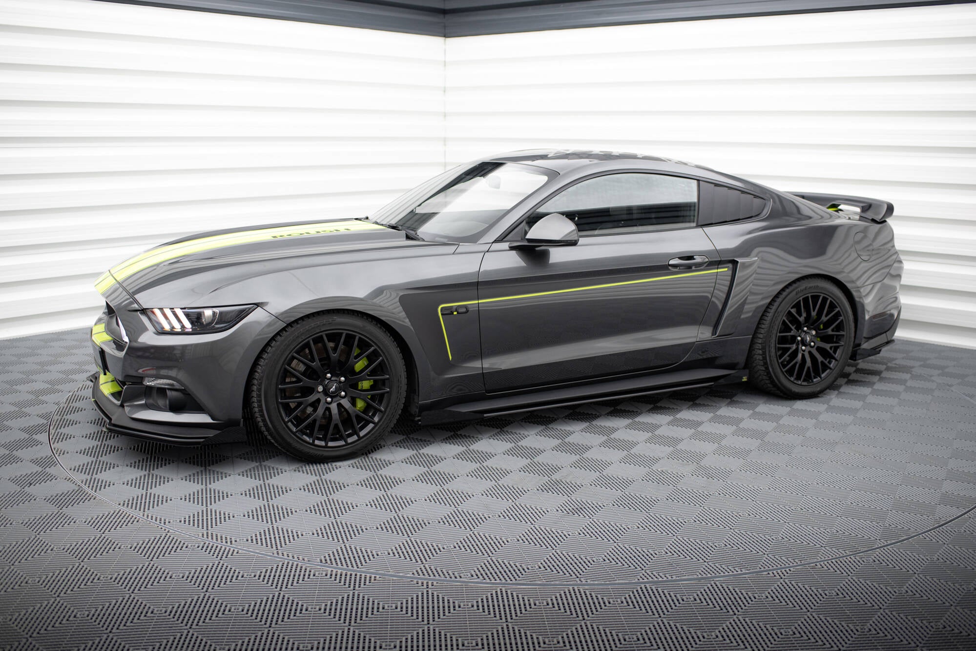 Maxton Design Seitenschweller Flaps passend für Ford Mustang GT Mk6 schwarz Hochglanz