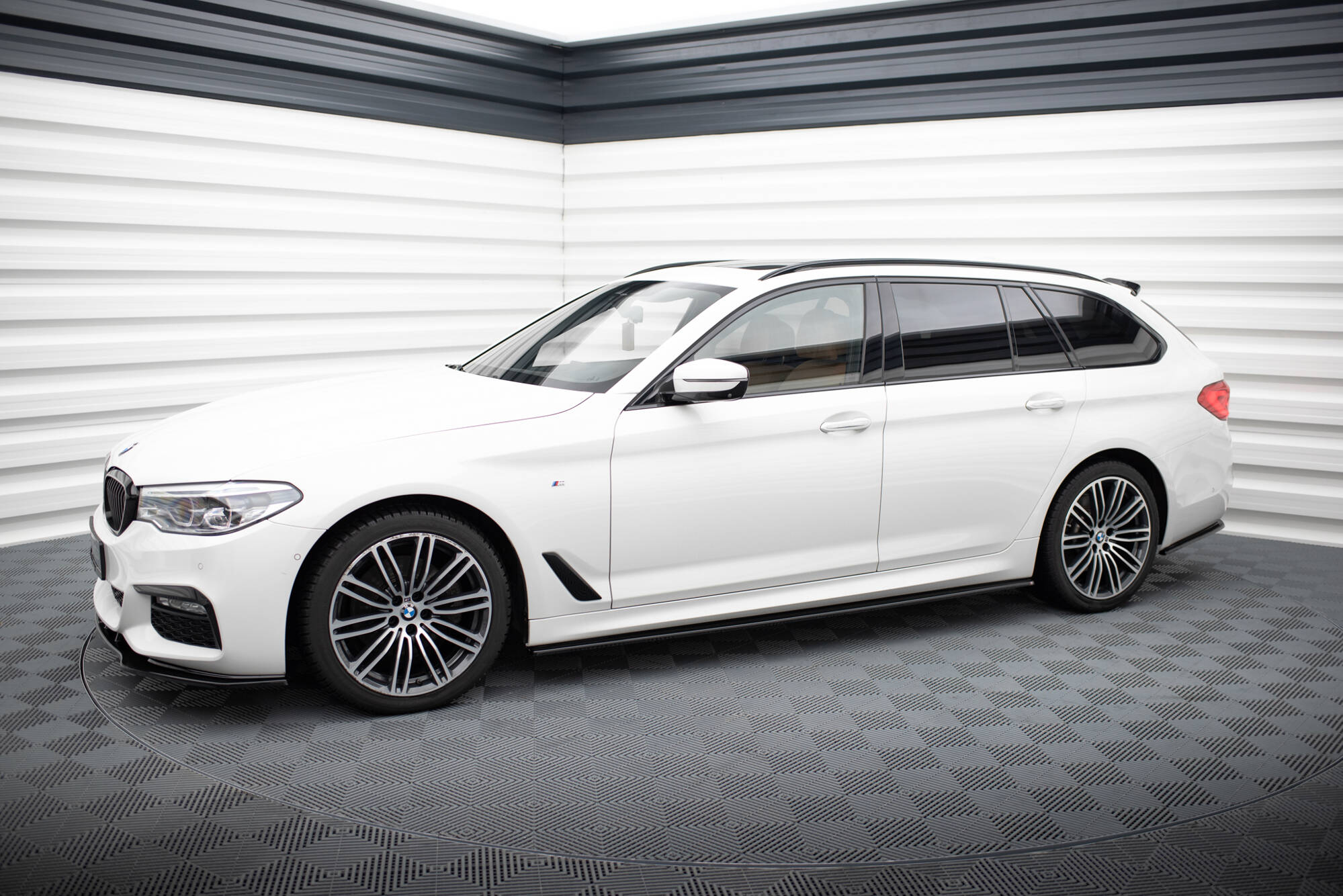 Maxton Design Street+ Seitenschweller Leisten passend für BMW 5er M-Paket / M550d / M550i G30/ G31 schwarz Hochglanz