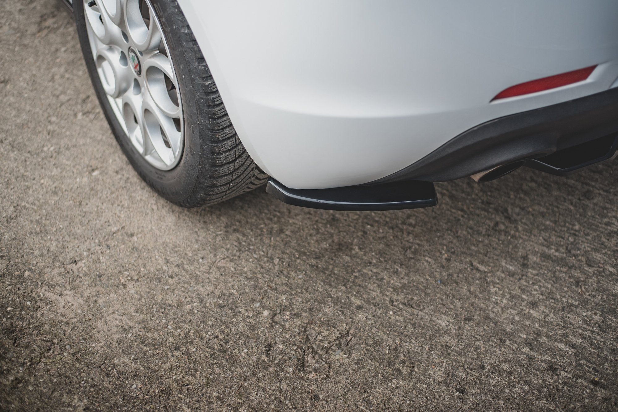 Maxton Design Heck Ansatz Flaps Diffusor V.1 für Alfa Romeo Giulietta Carbon Look
