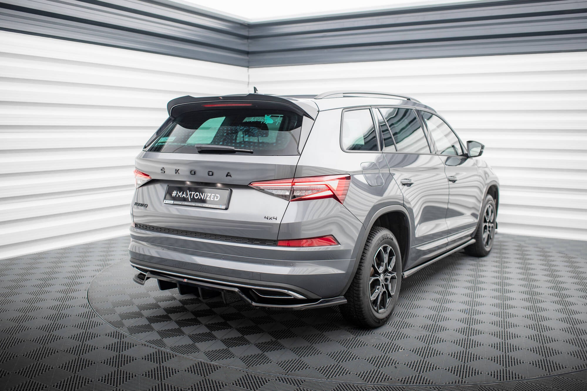 Maxton Design Street+ Mittlerer Diffusor RACE passend für Skoda Kodiaq Sportline Mk1 / Mk1 Facelift schwarz Hochglanz