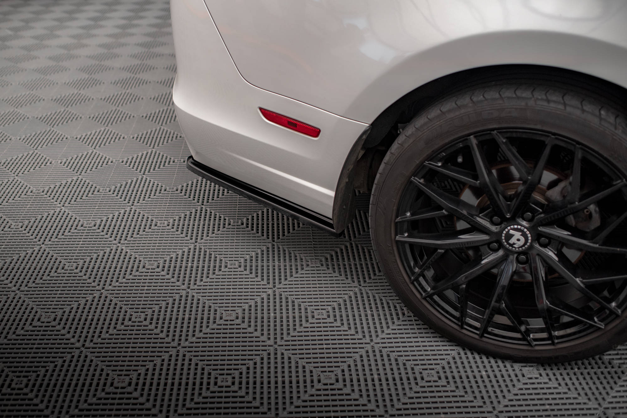 Maxton Design Heck Ansatz Flaps Diffusor passend für Ford Mustang Mk5 Facelift schwarz Hochglanz