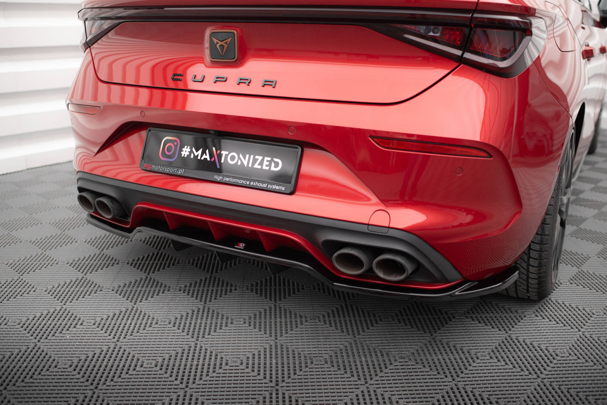 Maxton Design Street+ Mittlerer Diffusor RACE passend für Cupra Leon Hatchback Mk1 schwarz Hochglanz