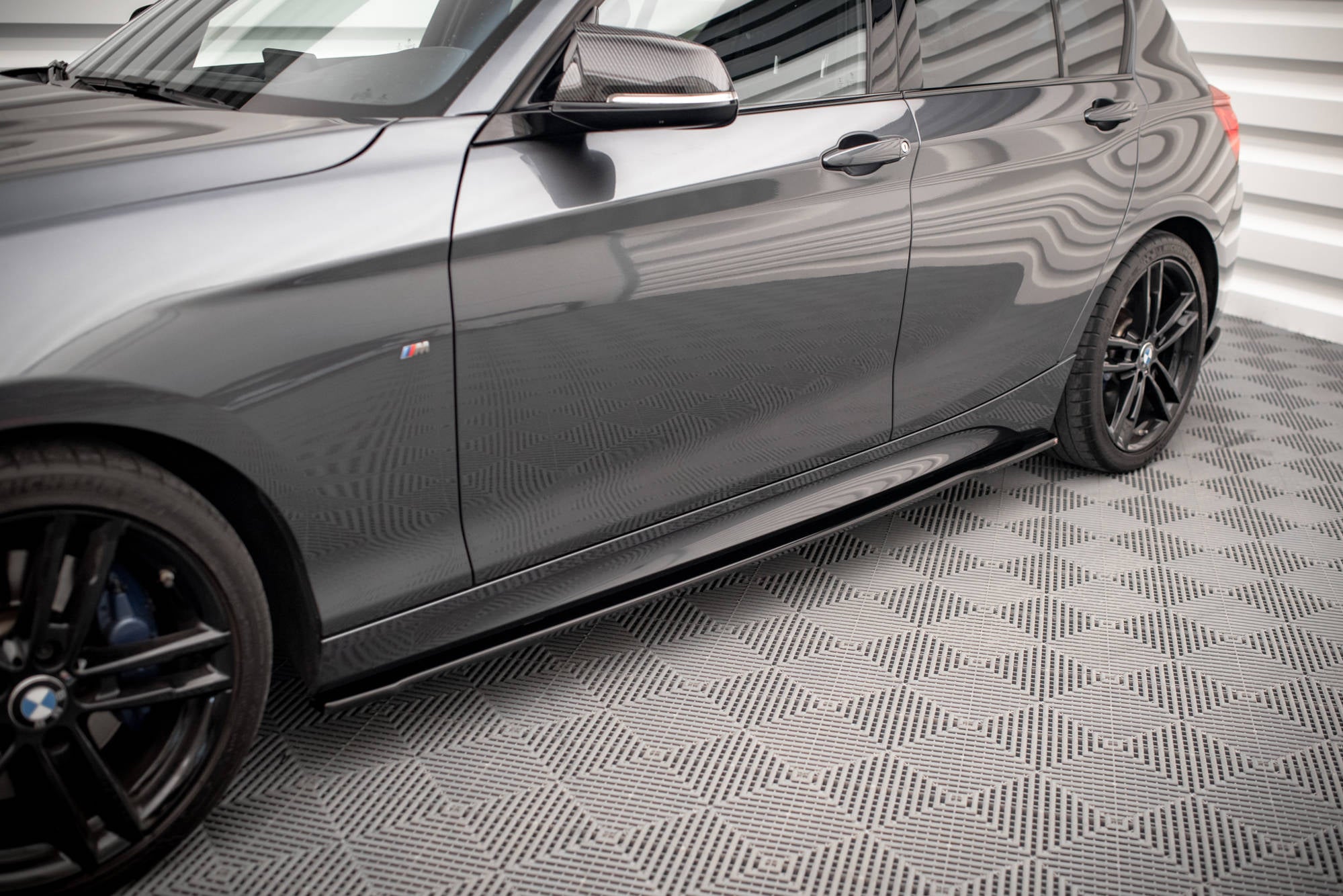 Maxton Design Street+ Seitenschweller Leisten V.2 passend für. BMW 1er M135i / M140i / M-Paket F20 schwarz Hochglanz