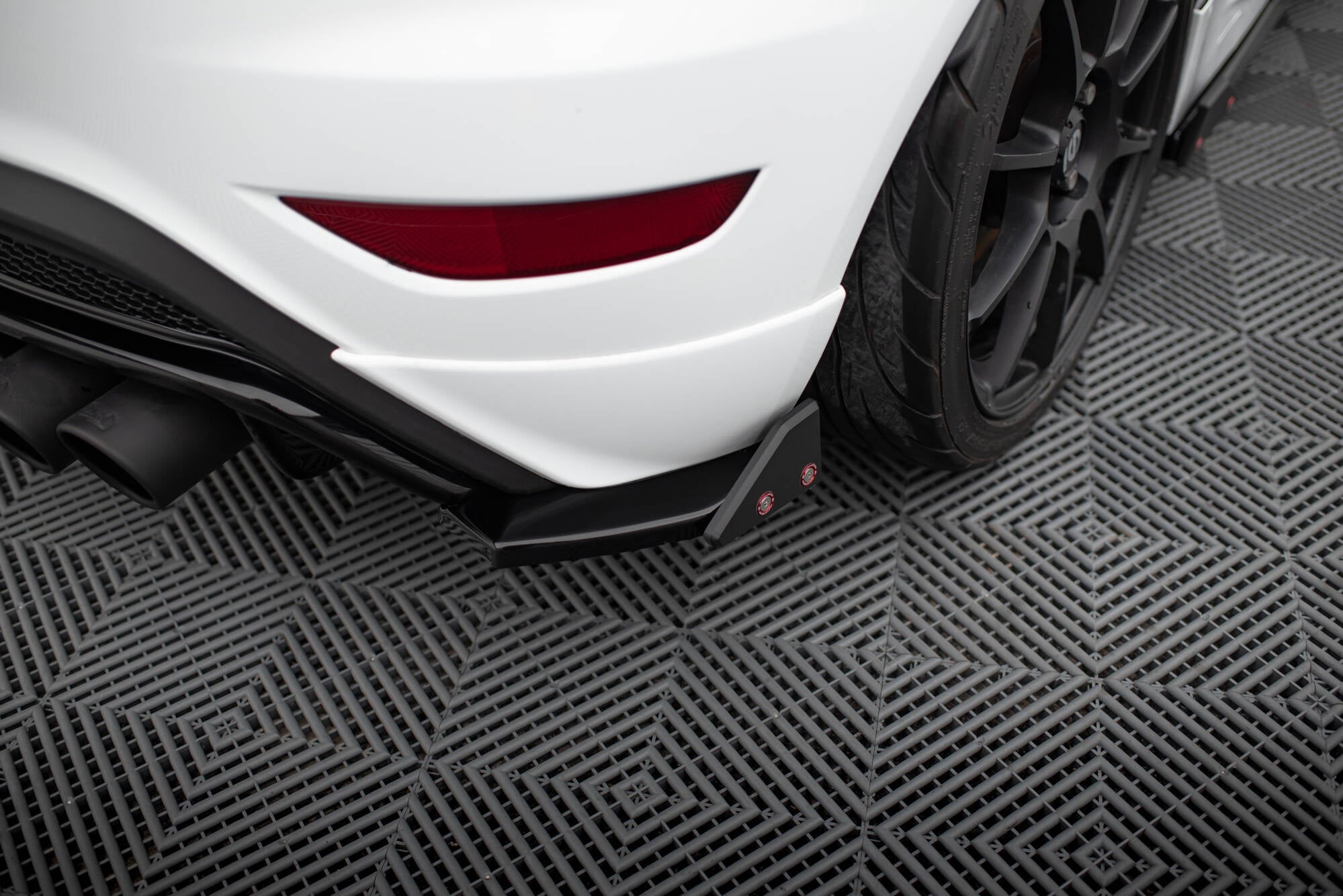 Maxton Design Heck Ansatz Flaps Diffusor V.3 + Flaps passend für Ford Fiesta ST Mk7 Facelift