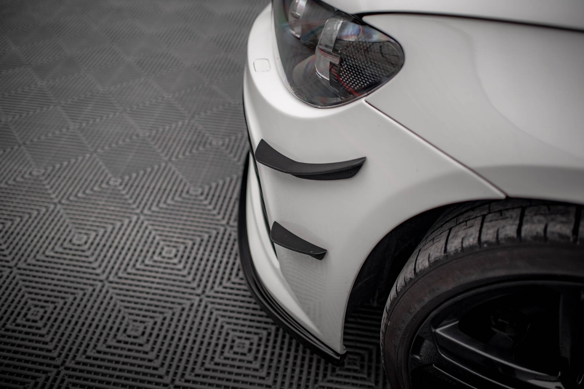 Maxton Design Stoßstangen Flaps Wings vorne Canards passend für VW Scirocco R Mk3