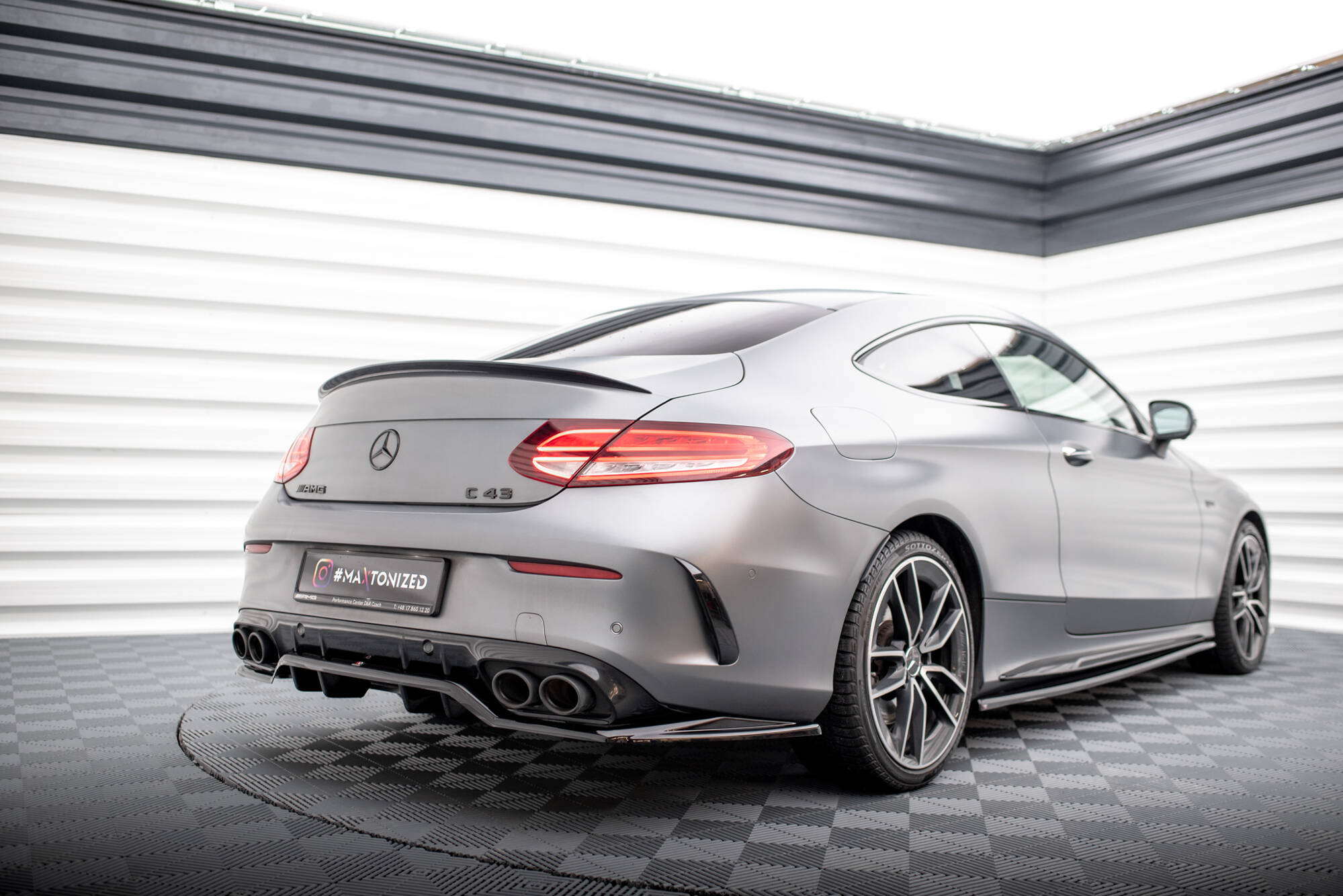 Maxton Design Street+ Mittlerer Diffusor RACE passend für Mercedes-AMG C43 Coupe / Cabrio C205 Facelift / A205 Facelift schwarz Hochglanz