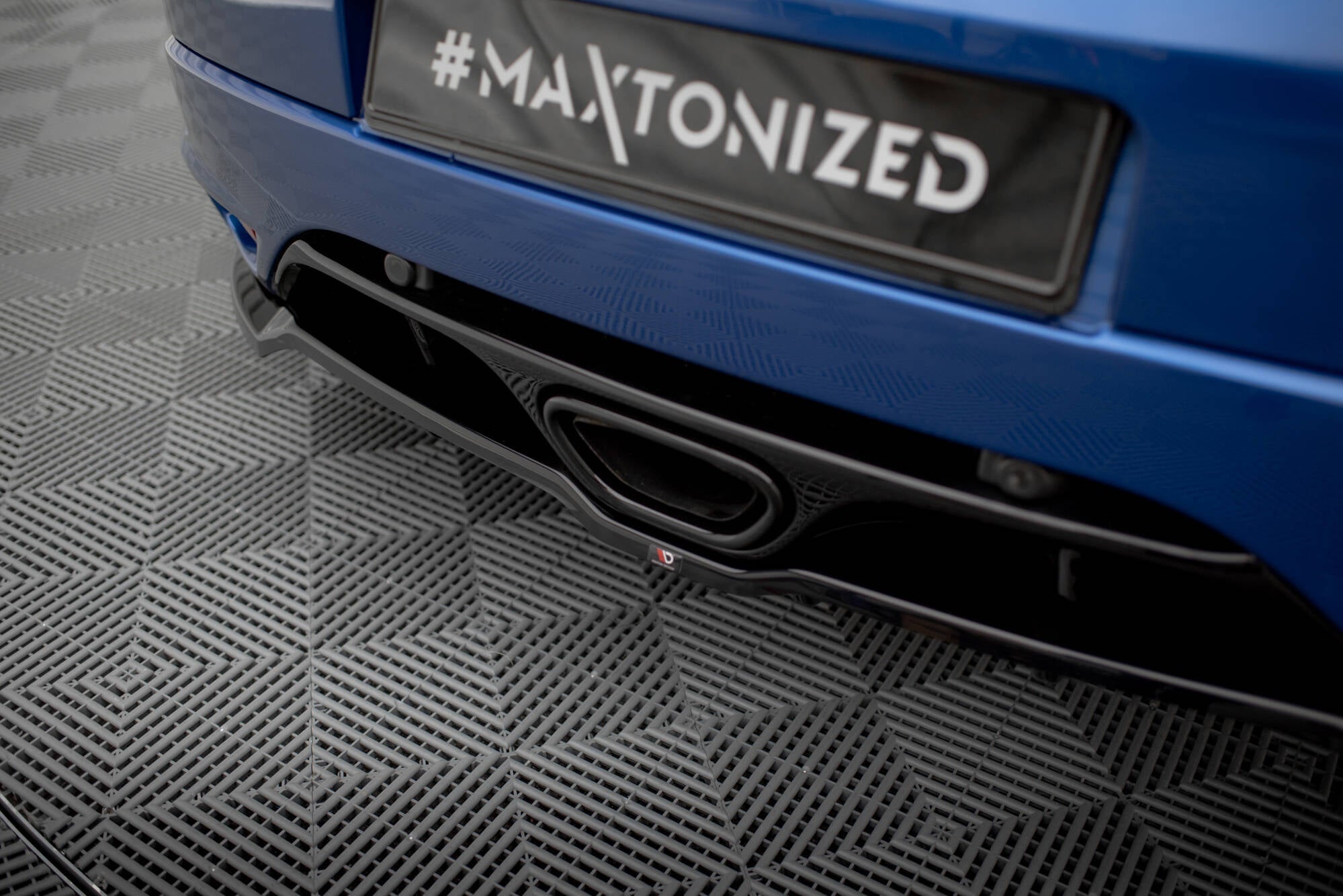 Maxton Design Street+ Mittlerer Diffusor RACE passend für Renault Megane RS Mk3 schwarz Hochglanz