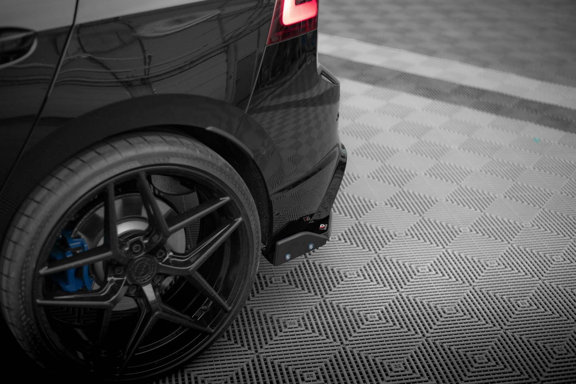 Maxton Design Heck Ansatz Flaps Diffusor V.6 + Flaps passend für VW Golf R Hatchback Mk8 Facelift