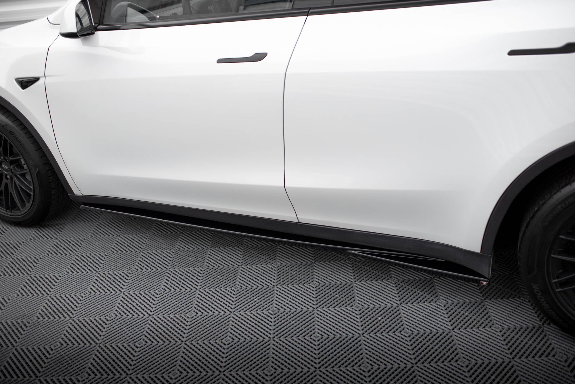 Maxton Design Street+ Seitenschweller Leisten passend für V.1 passend für Tesla Model Y schwarz Hochglanz
