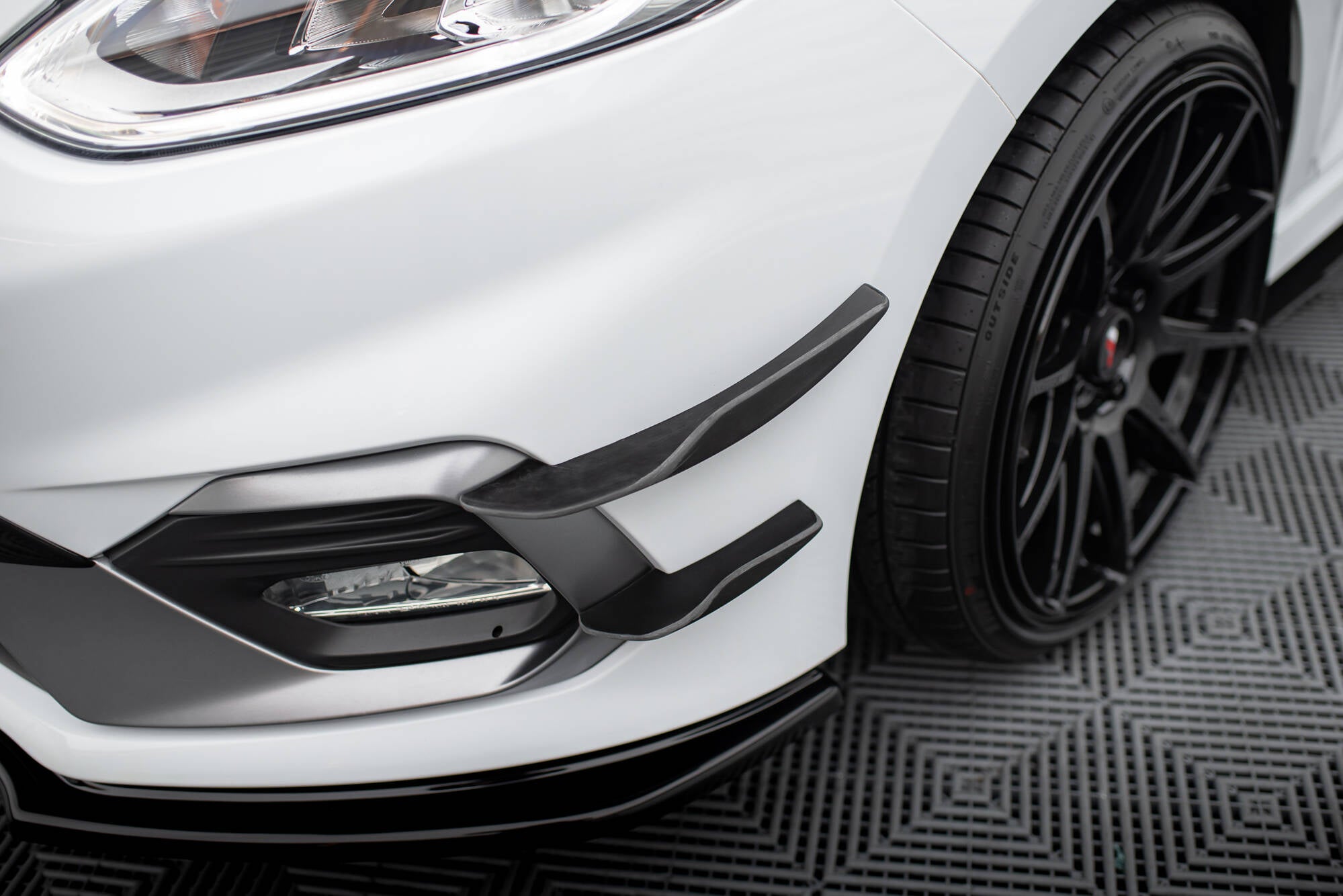 Maxton Design Stoßstangen Flaps Wings vorne Canards passend für V.2 Ford Fiesta Mk8 ST / ST-Line