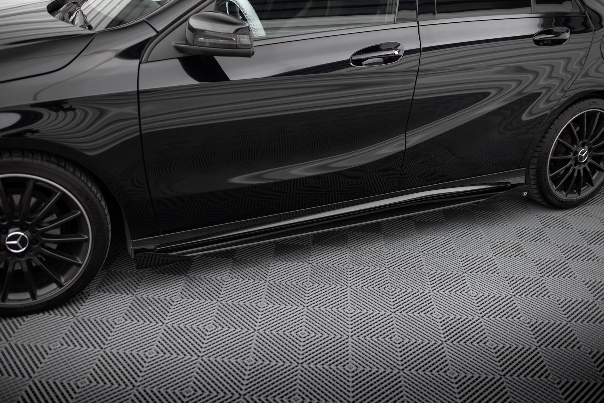 Maxton Design Street Pro Street+ Seitenschweller Leisten + Flaps passend für Mercedes-Benz A AMG-Line W176 Facelift schwarz Hochglanz