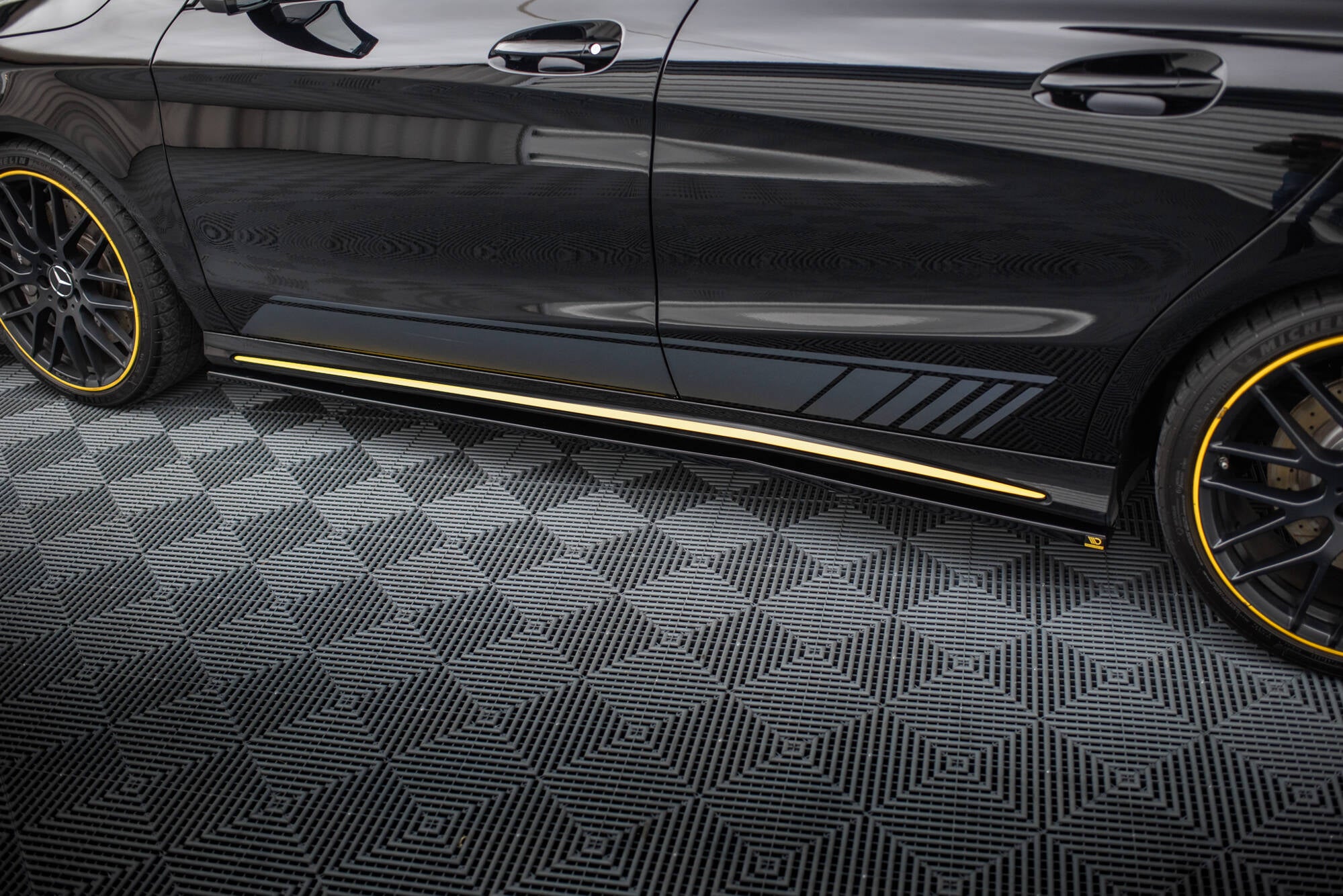 Maxton Design Street+ Seitenschweller Leisten passend für Mercedes-AMG CLA 45 C117 Facelift schwarz Hochglanz