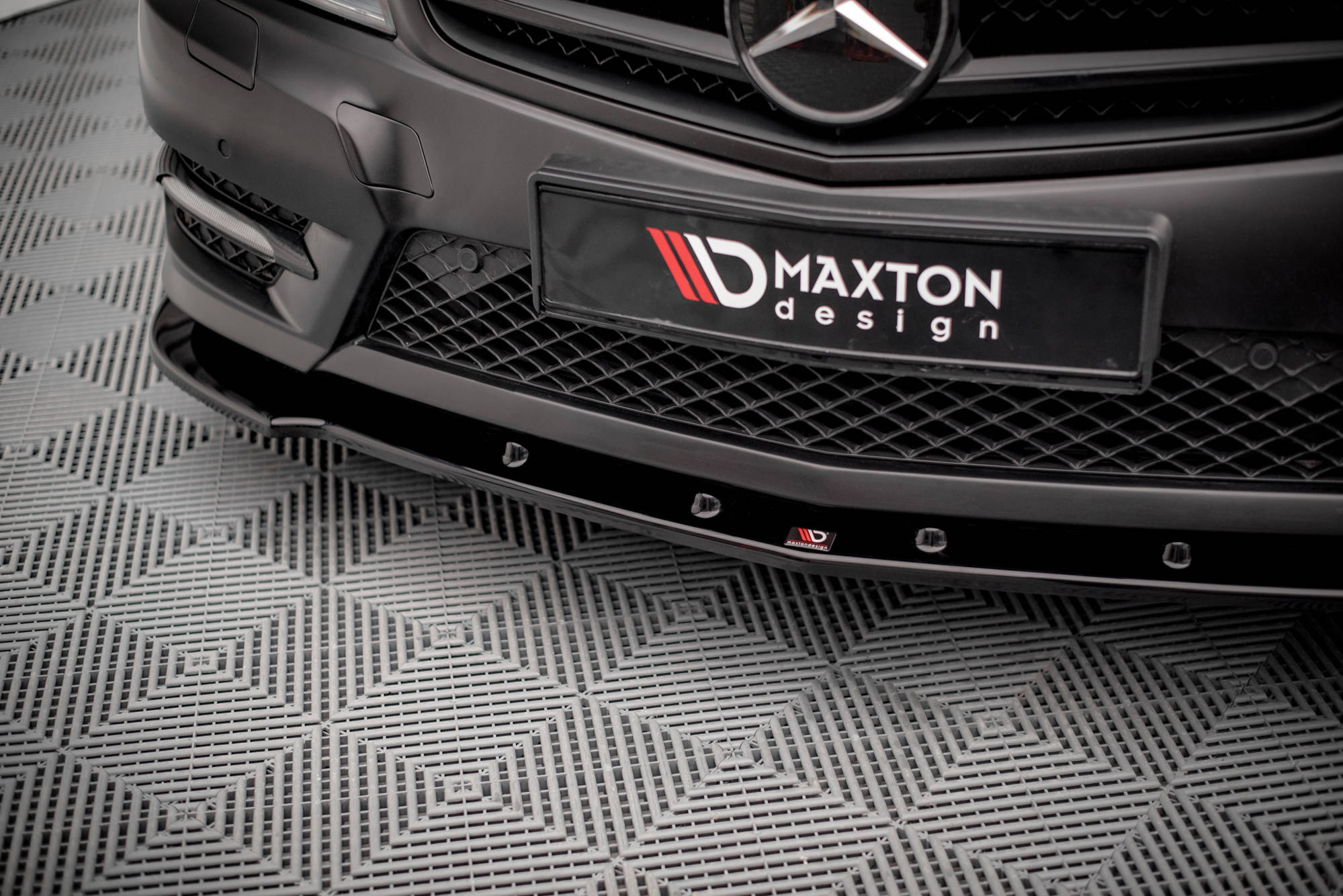 Maxton Design Street+ Spoilerlippe Front Ansatz V.2 passend für Mercedes-Benz C Coupe / Limousine / Kombi AMG-Line C204 / W204 Facelift / S204 Facelift schwarz Hochglanz