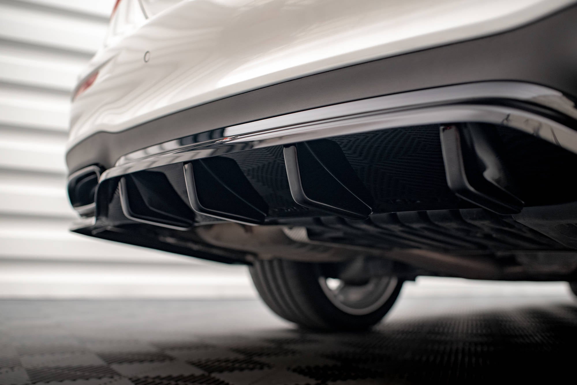 Maxton Design Street+ Mittlerer Diffusor RACE passend für Mercedes-Benz E AMG-Line Limousine W213 Facelift schwarz Hochglanz