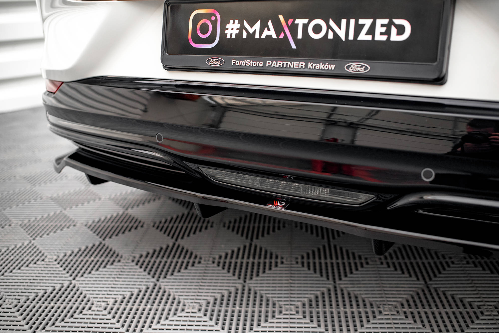 Maxton Design Street+ Mittlerer Diffusor RACE passend für Ford Mustang Mach-E Mk1 schwarz Hochglanz