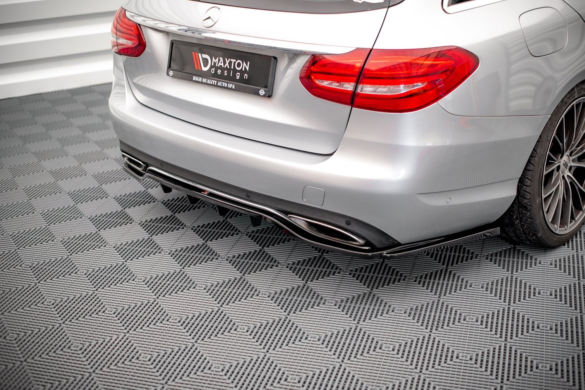 Maxton Design Street+ Mittlerer Diffusor RACE passend für Mercedes-Benz C W205 schwarz Hochglanz