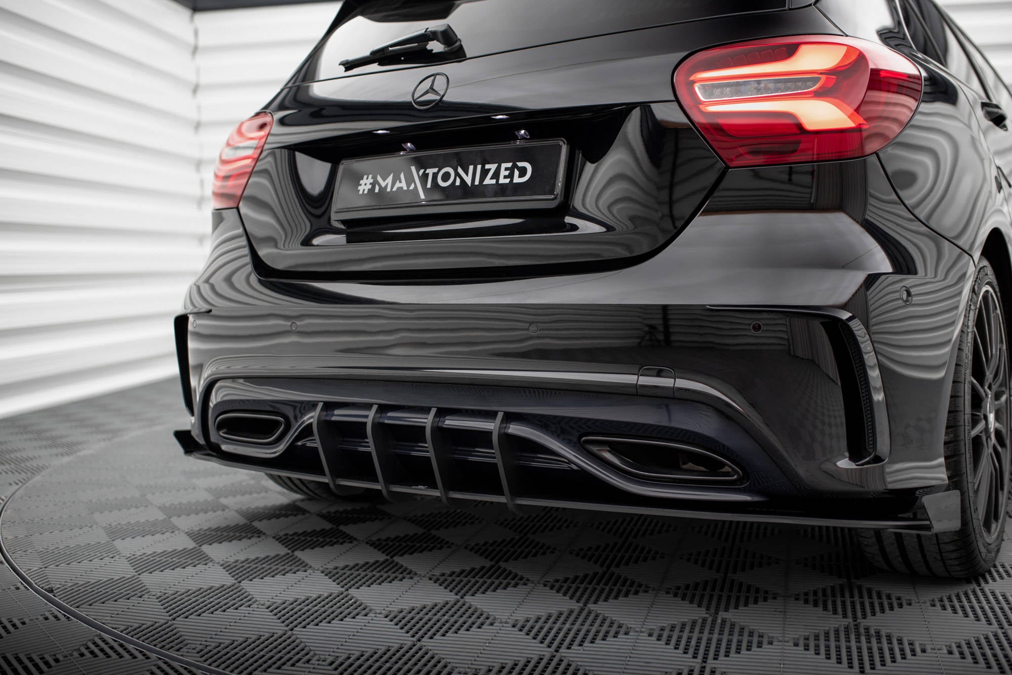 Maxton Design Hintere Seiten Flaps passend für Mercedes-Benz A AMG-Line W176 Facelift schwarz Hochglanz