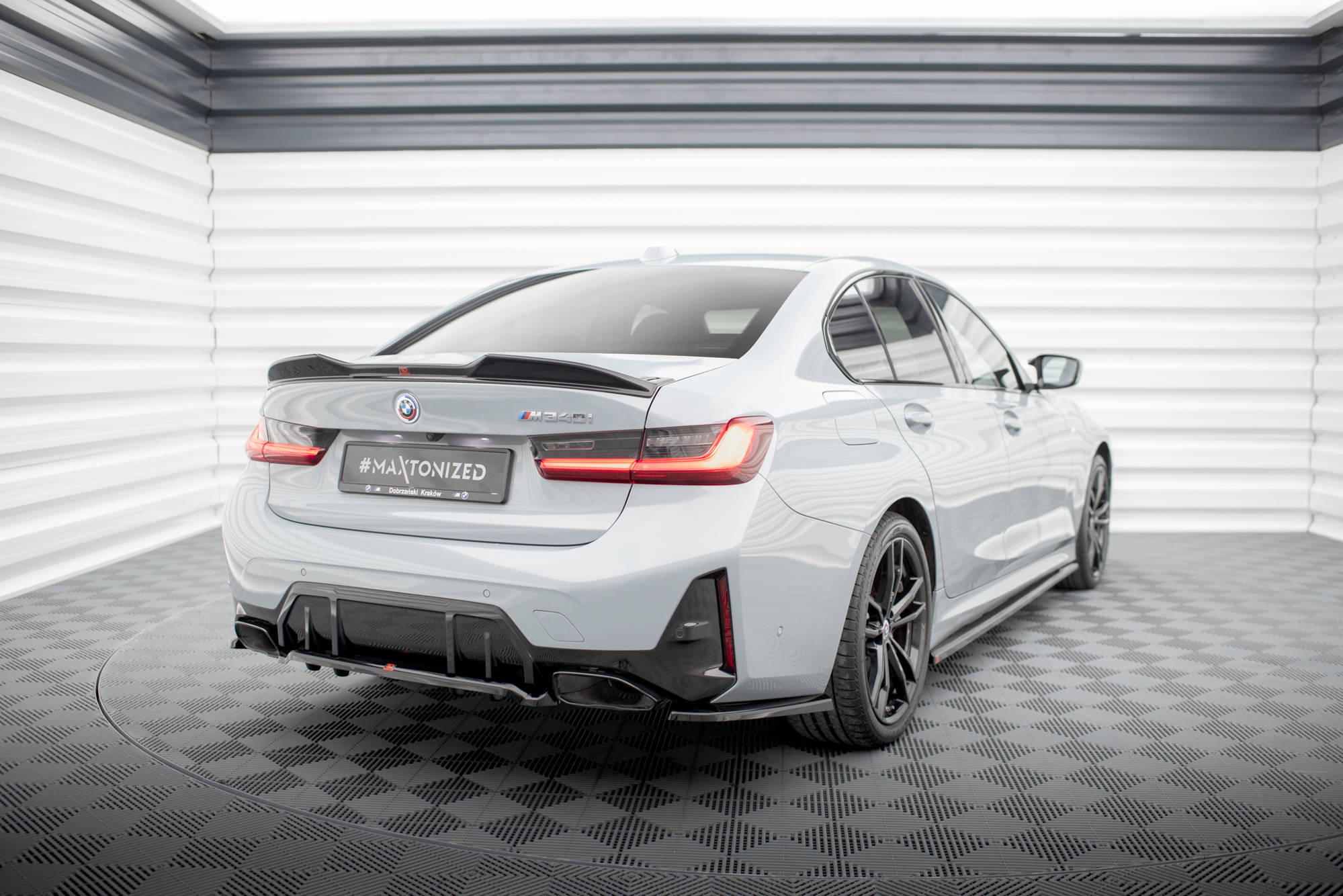 Maxton Design Street+ Mittlerer Diffusor RACE passend für V.1 BMW M340i G20 / G21 Facelift schwarz Hochglanz