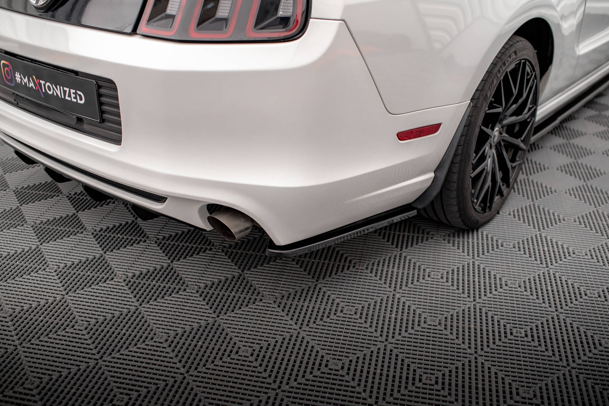 Maxton Design Heck Ansatz Flaps Diffusor passend für Ford Mustang Mk5 Facelift schwarz Hochglanz