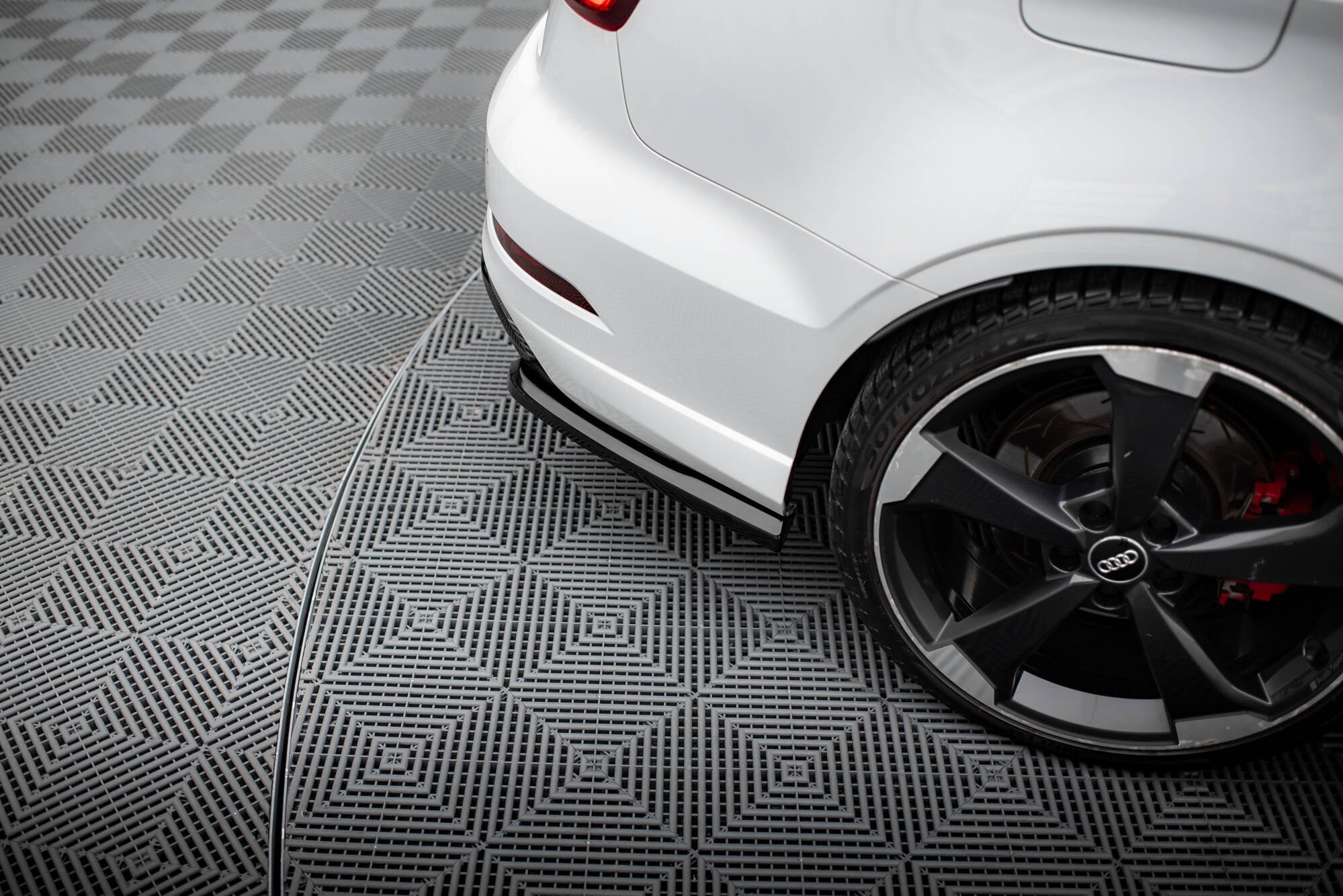 Maxton Design Heck Ansatz Flaps Diffusor V.2 passend für Audi RS3 Limousine 8V Facelift schwarz Hochglanz